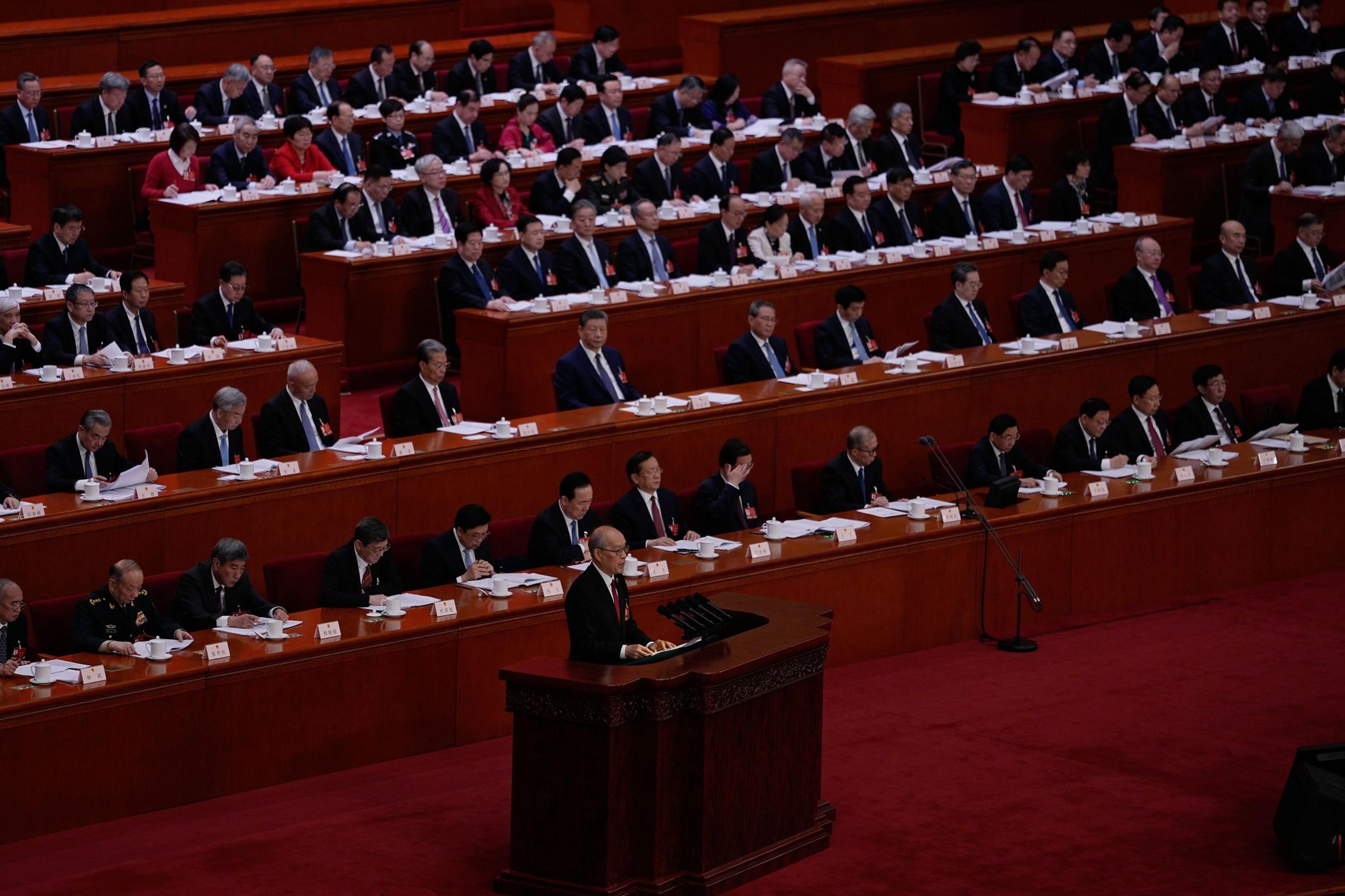 Der Präsident des Obersten Volksgerichtshofs Zhang Jun hält seine Rede während einer Plenarsitzung des Nationalen Volkskongresses (NVK) in der Großen Halle des Volkes in Peking.