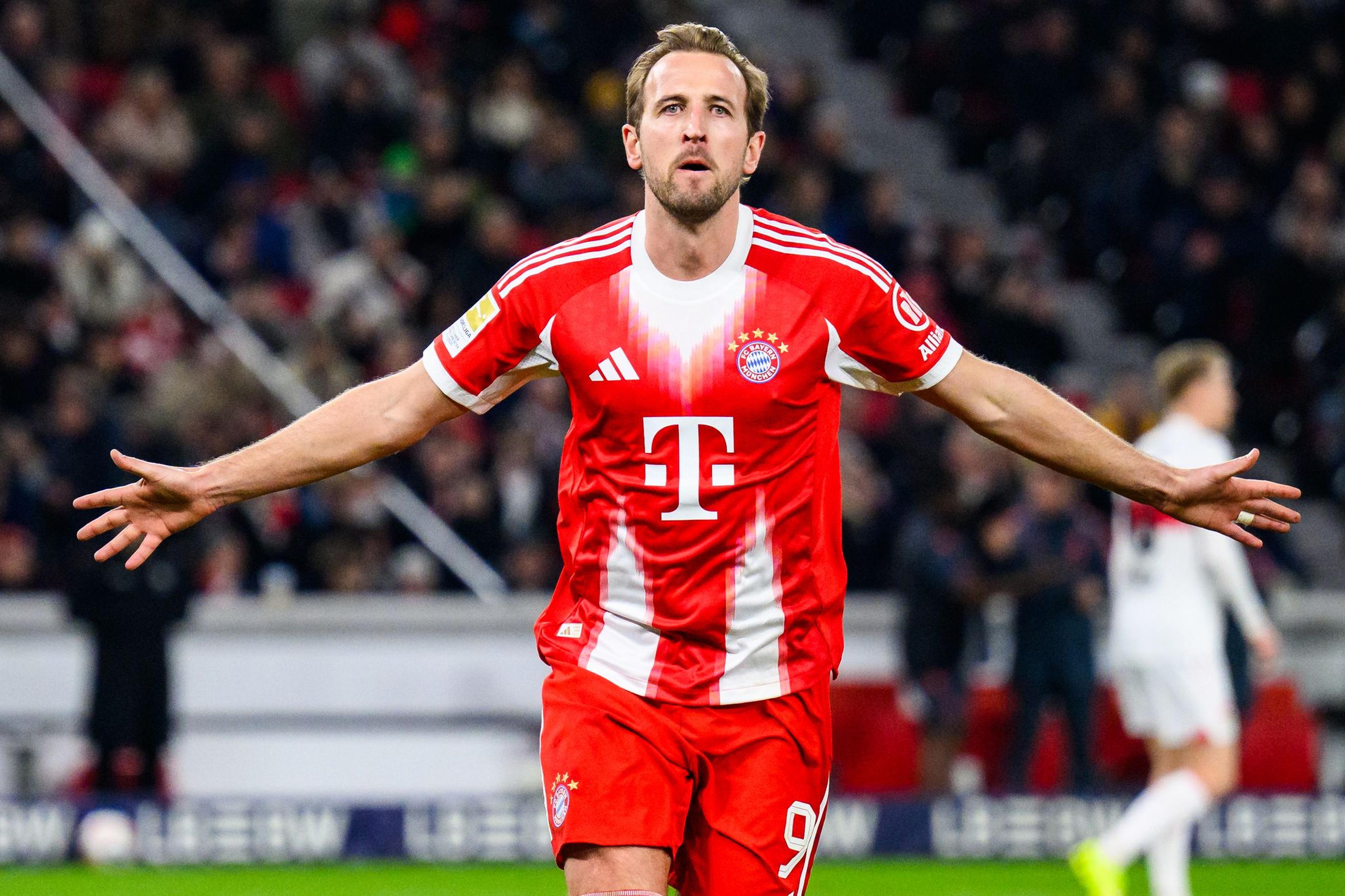 Fußball: Bundesliga, VfB Stuttgart - Bayern München, 13. Spieltag, MHPArena. Harry Kane (Bayern München) jubelt nach seinem Tor zum 0:4. (zu dpa: «Eberl zapft ungewöhnliche Quelle an: «Sporting ist gut»»)