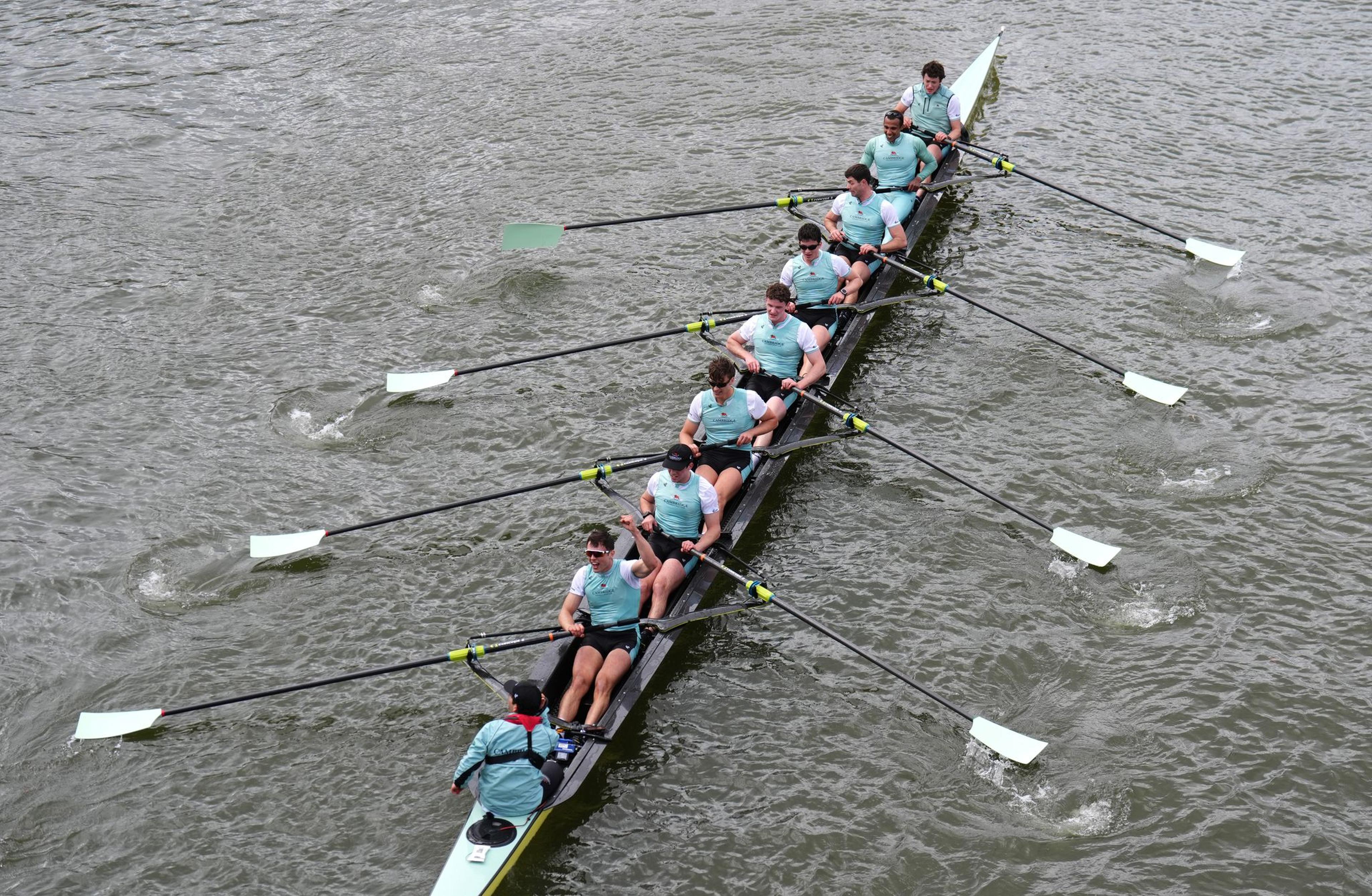 Rudern: Boat Race, traditionelles Rennen zwischen Oxford und Cambridge. Simon Hatcher (oben-unten), Noam Mouelle, Kyle Fram, Patrick Wild, Gabriel Obholzer, Alexander McClean, William Klipstine, Frederik Breuer und Steuermann Sammy Houdaigui von Cambridge jubeln über den Sieg.