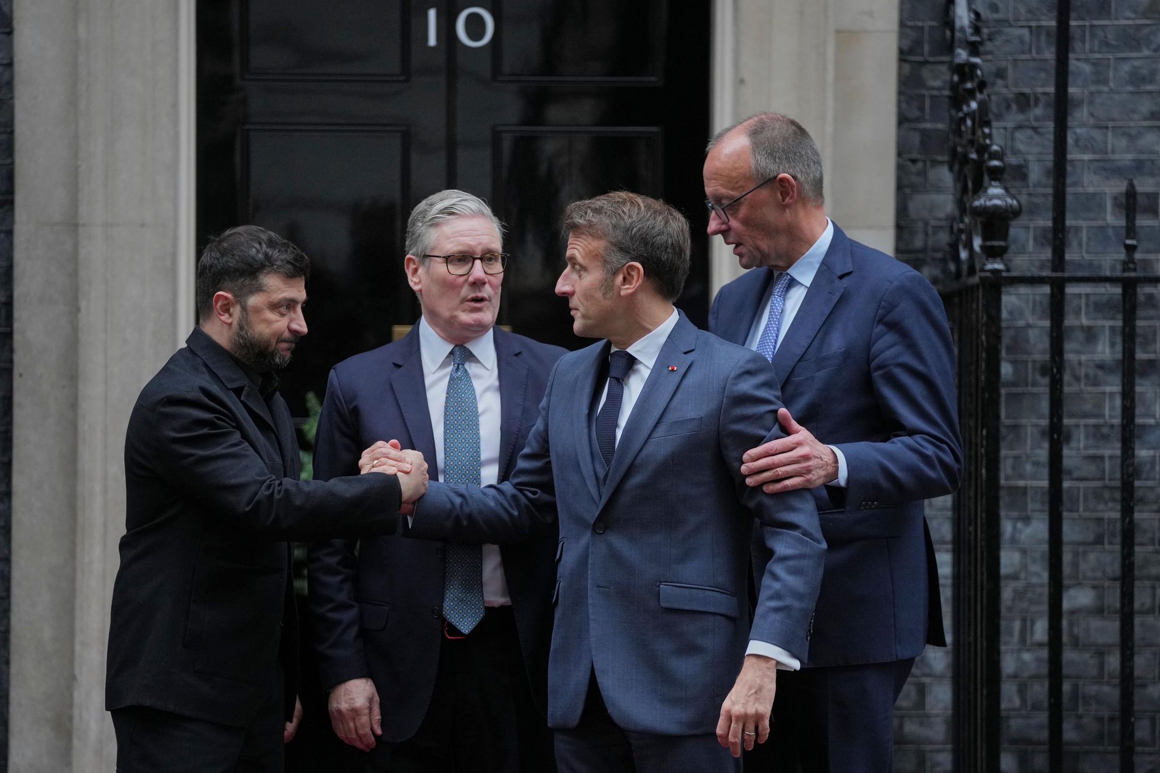 Wolodymyr Selenskyj (l-r), Präsident der Ukraine,  der britische Premierminister Keir Starmer, der französische Präsident Emmanuel Macron und der deutsche Bundeskanzler Friedrich Merz reagieren nach einem Treffen vor der Tür der 10 Downing Street.