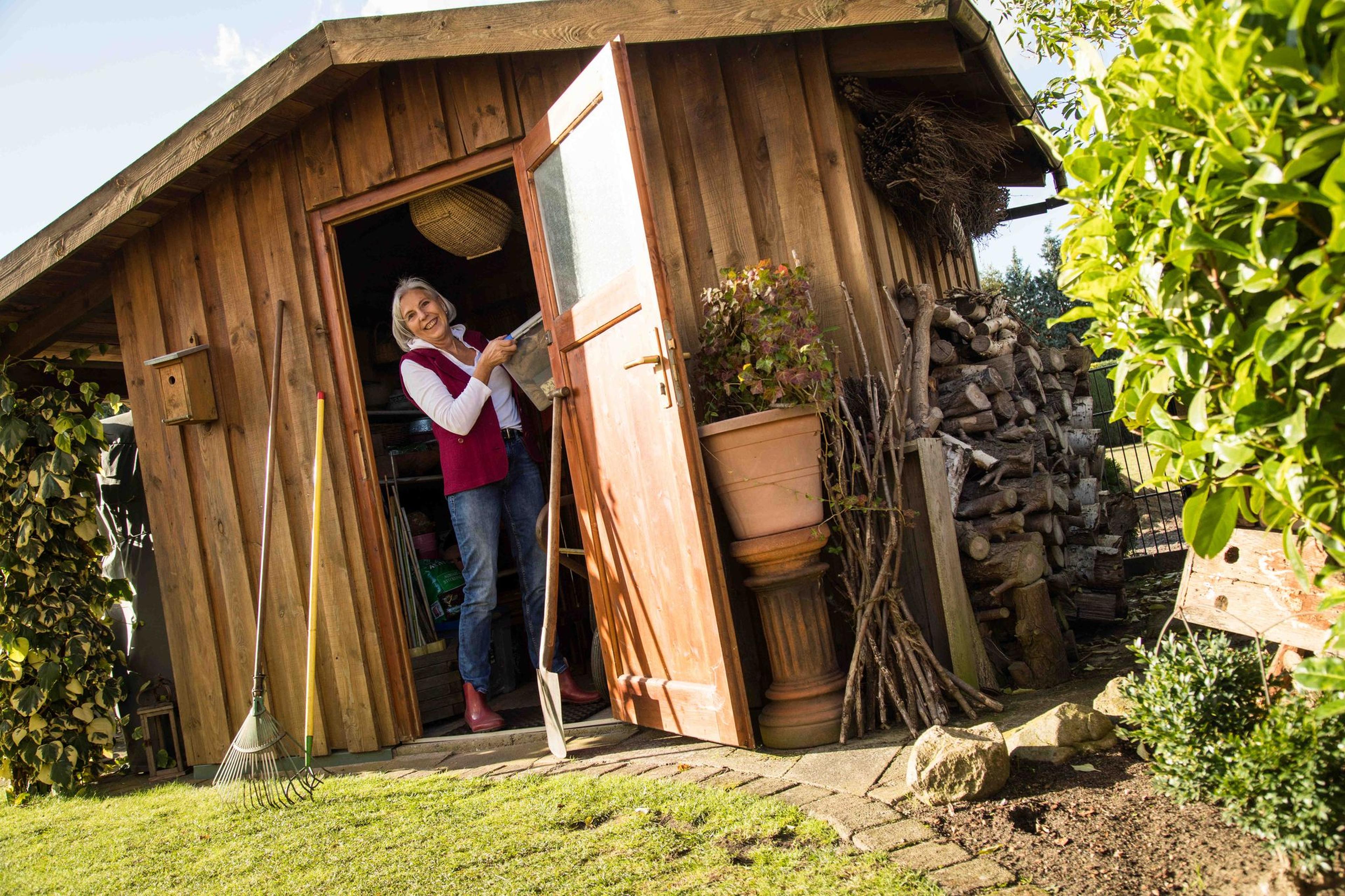 Bereit für die Gartenarbeit: Auch im Herbst gibt es im Garten einiges zu tun.
