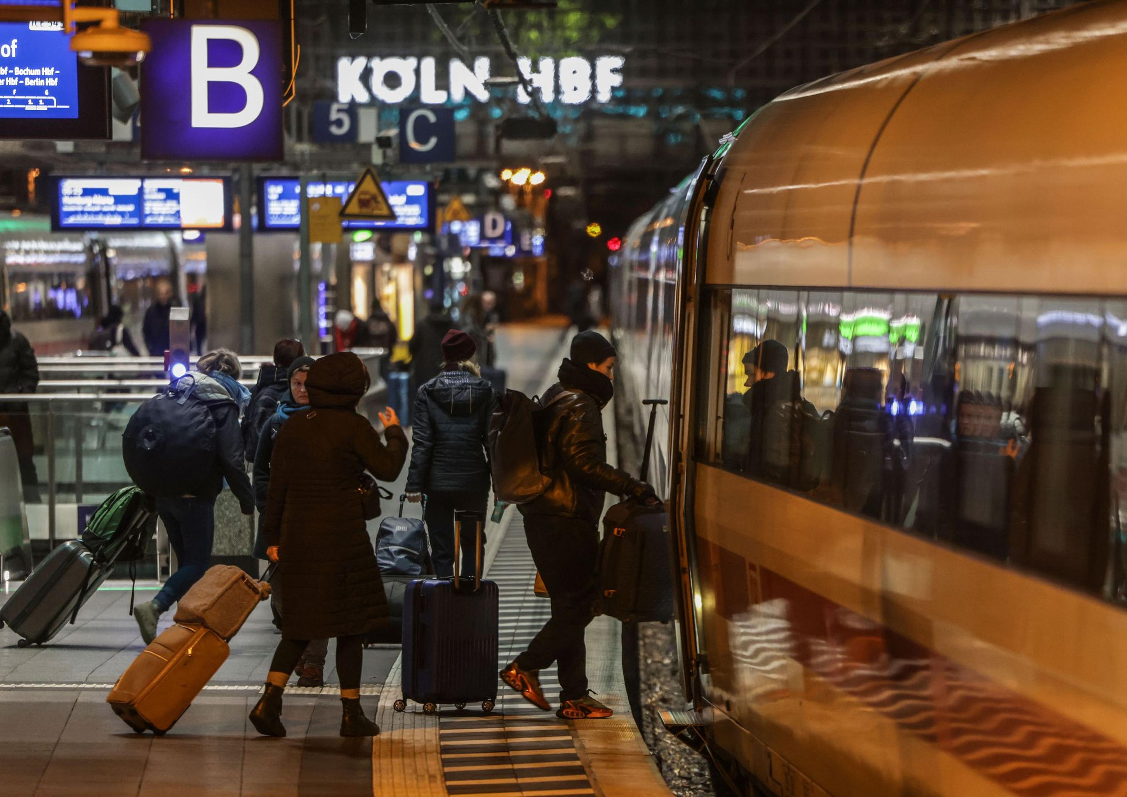 Reisende steigen in einen ICE der Deutschen Bahn. Nach der Sperrung des Hauptbahnhofs Köln fahren die Züge im Fernverkehr wieder.