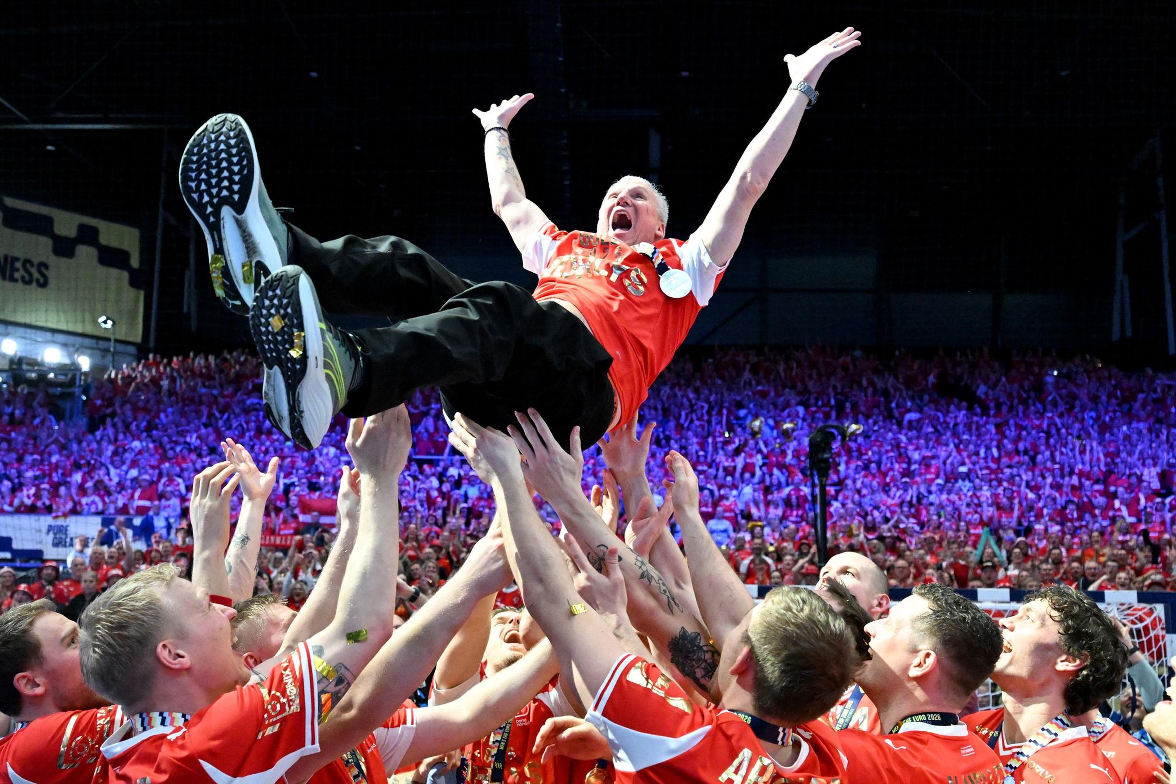 Handball, EM, Deutschland - Dänemark, Finalrunde, Finale, Jyske Bank Boxen, Dänemarks Trainer Nikolaj Jacobsen wird vom Team gefeiert. (zu dpa: «Alleinherrscher im Handball: Wer soll Dänemark stoppen?»)