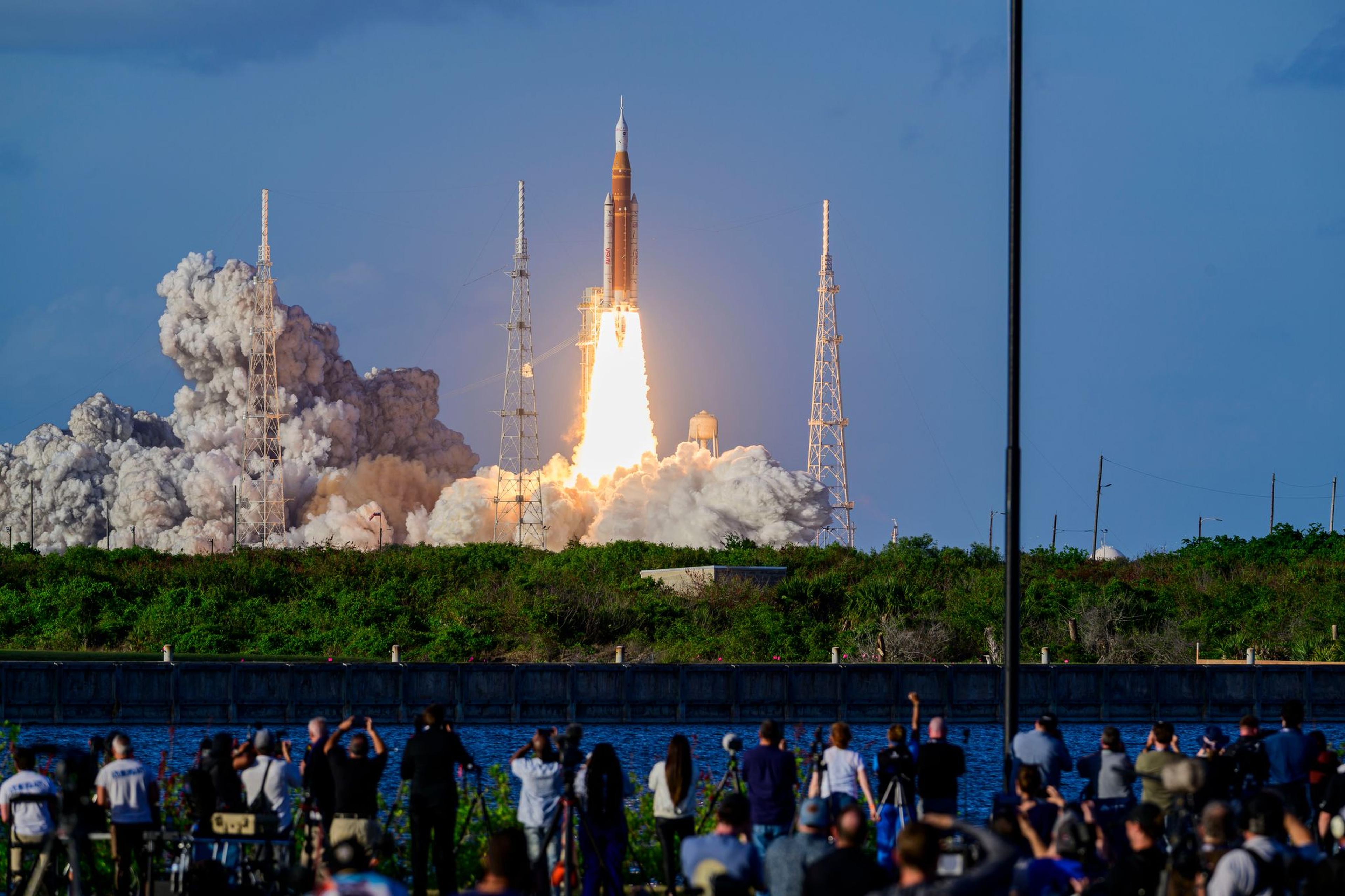Die Artemis II-Mondrakete der NASA hebt von der Startrampe 39-B des Kennedy Space Center in Cape Canaveral, Florida, ab.