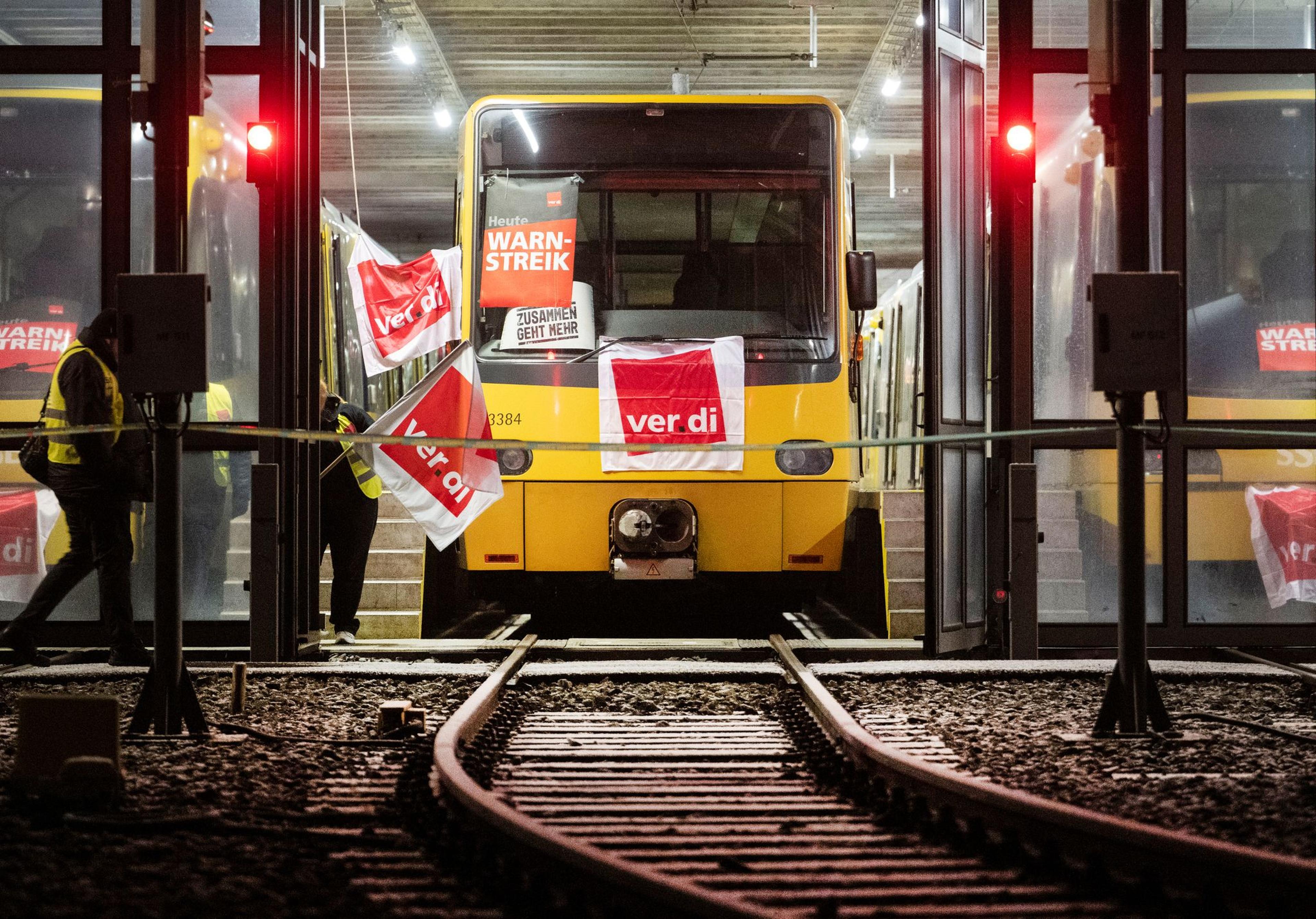 Streikende der Stuttgarter Straßenbahnen AG (SSB) gehen am frühen Morgen zu einem Straßenbahn-Depot. Die Gewerkschaft Verdi hat in fast allen Bundesländern zu Warnstreiks bei den Verkehrsunternehmen aufgerufen. - recrop