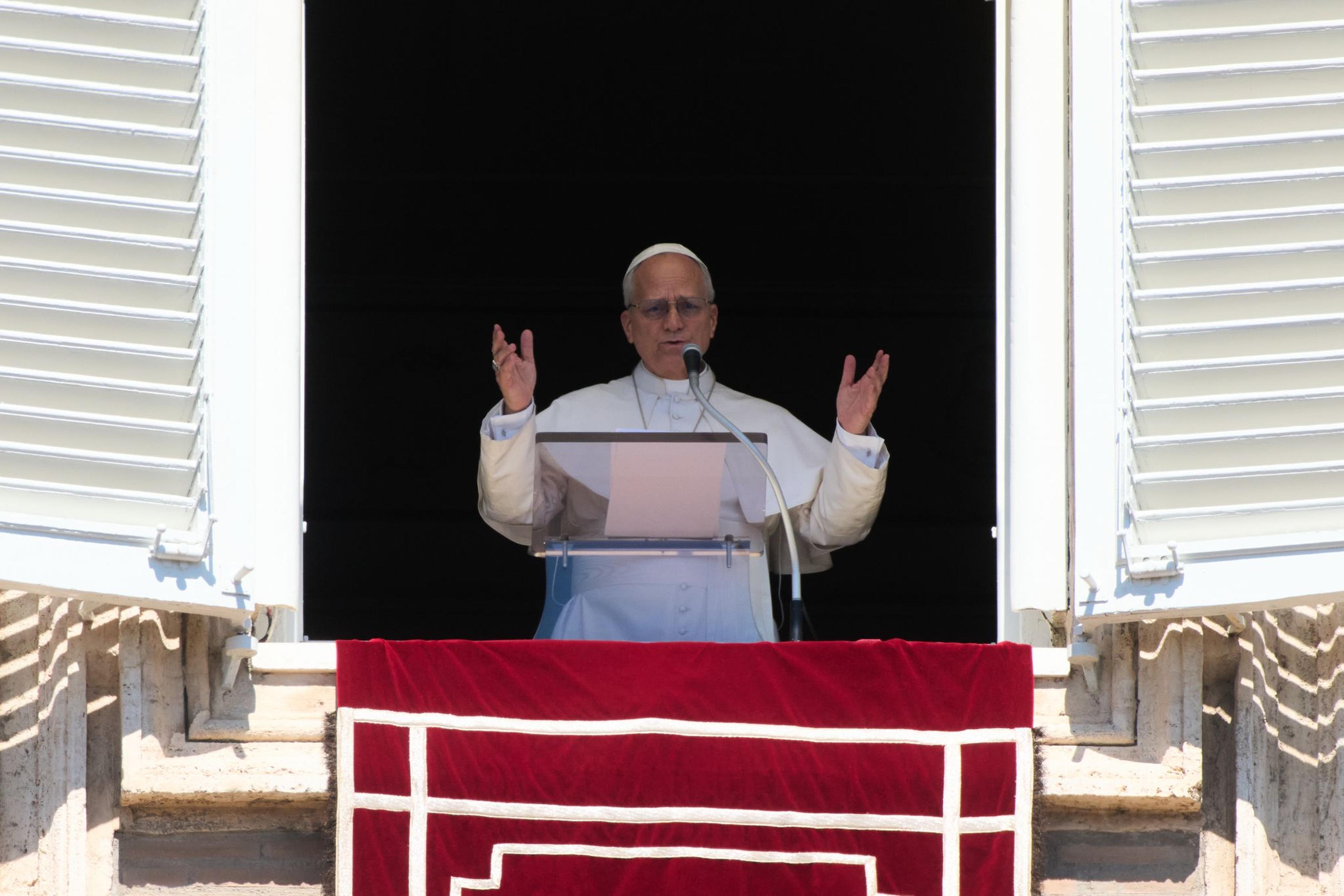 Papst Leo XIV. erteilt seinen Segen, während er das Mittagsgebet Regina Coeli vom Fenster seines Ateliers mit Blick auf den Petersplatz.