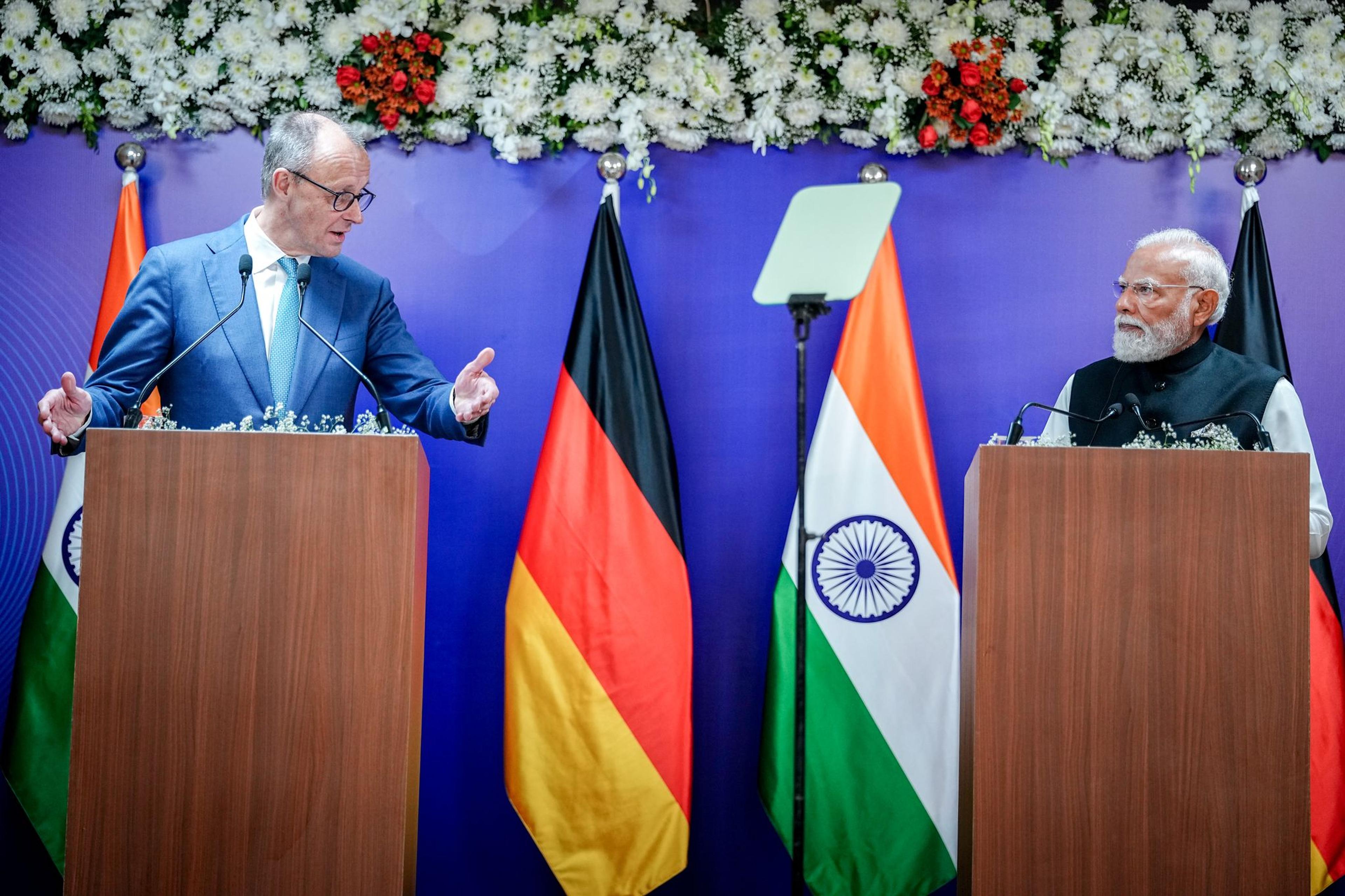 Narendra Modi (r), Premierminister von Indien, und Bundeskanzler Friedrich Merz (CDU) geben eine gemeinsame Pressekonferenz. Es ist die erste größere Asien-Reise des Kanzlers seit seinem Amtsantritt im Mai.
