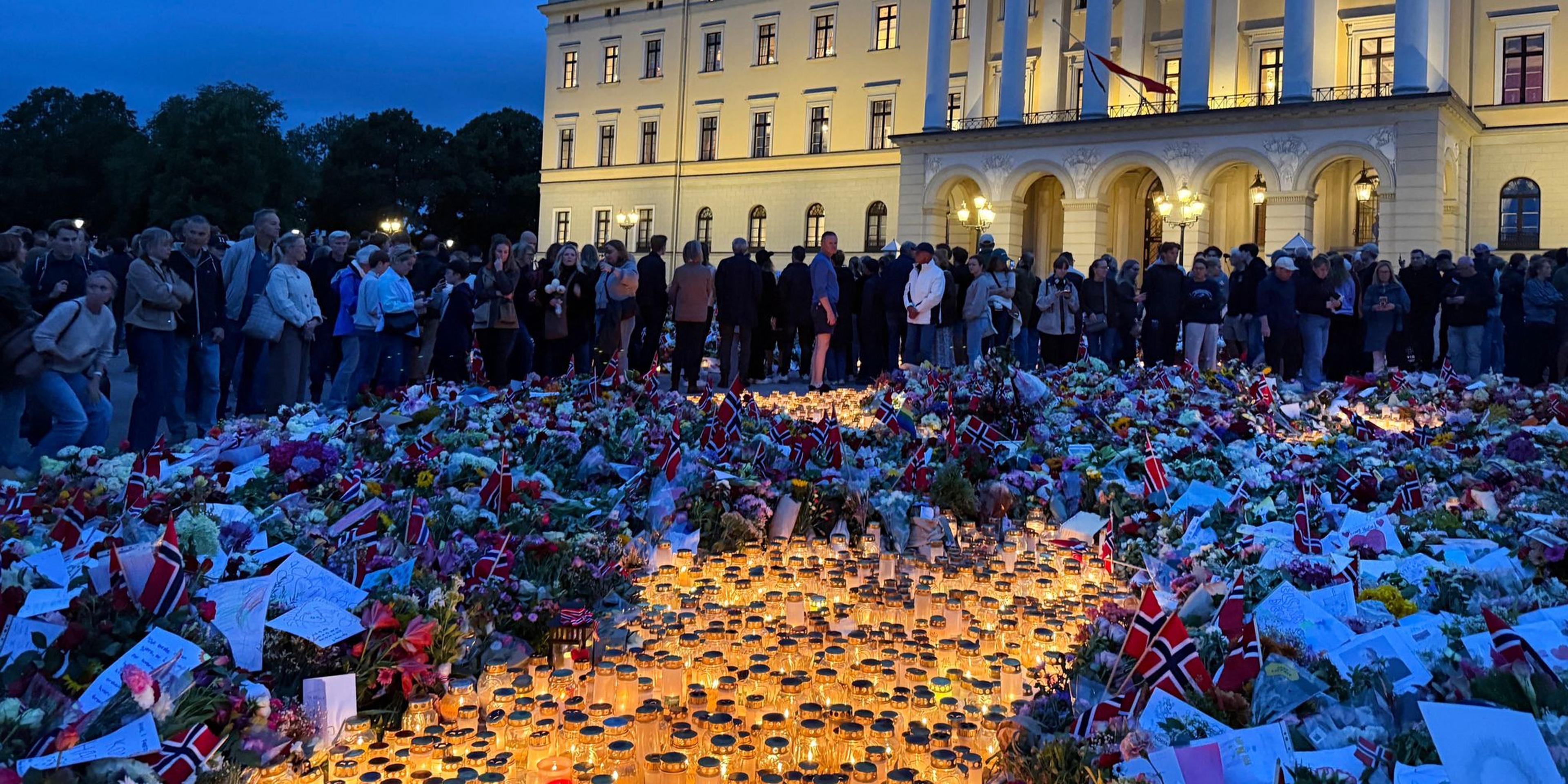Norweger versammeln sich, um Blumen, Bilder und Briefe nach dem Tod von Norwegens König Harald V. auf dem Schlossplatz niederzulegen. Der Monarch ist am 28.08.2026 im Alter von 89 Jahren gestorben.