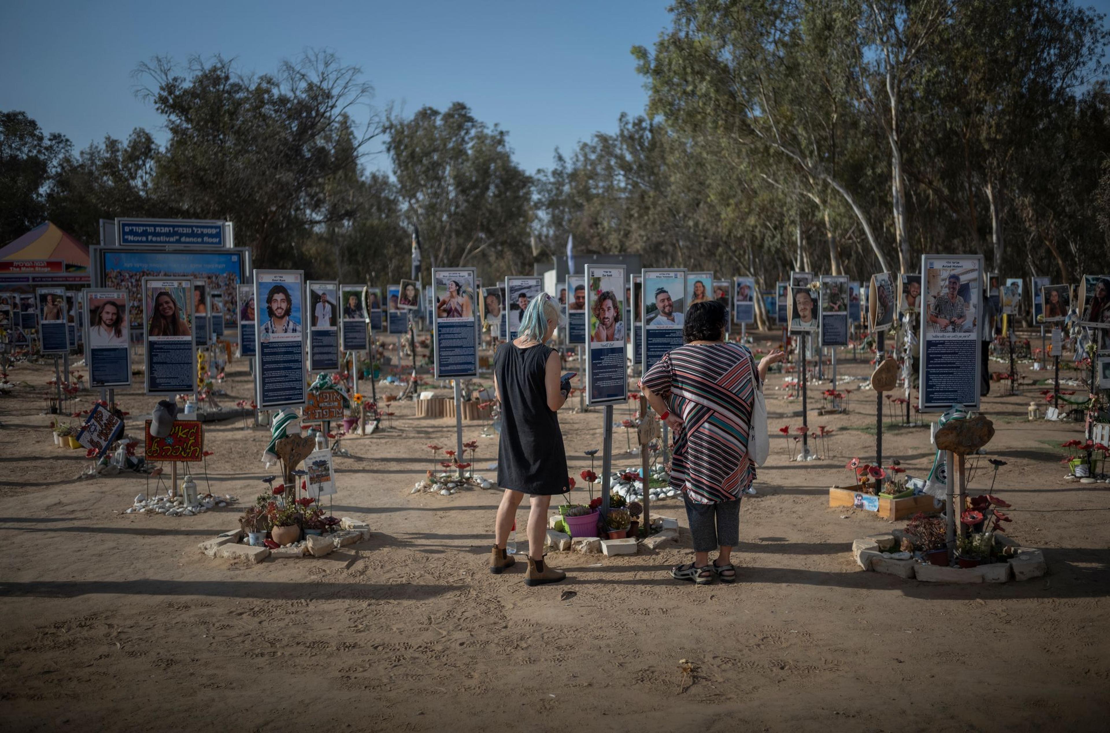 Menschen versammeln sich auf dem Nova-Festivalgelände in Re'im im Vorfeld des 2. Jahrestages des von der Hamas verübten Anschlags vom 7. Oktober.