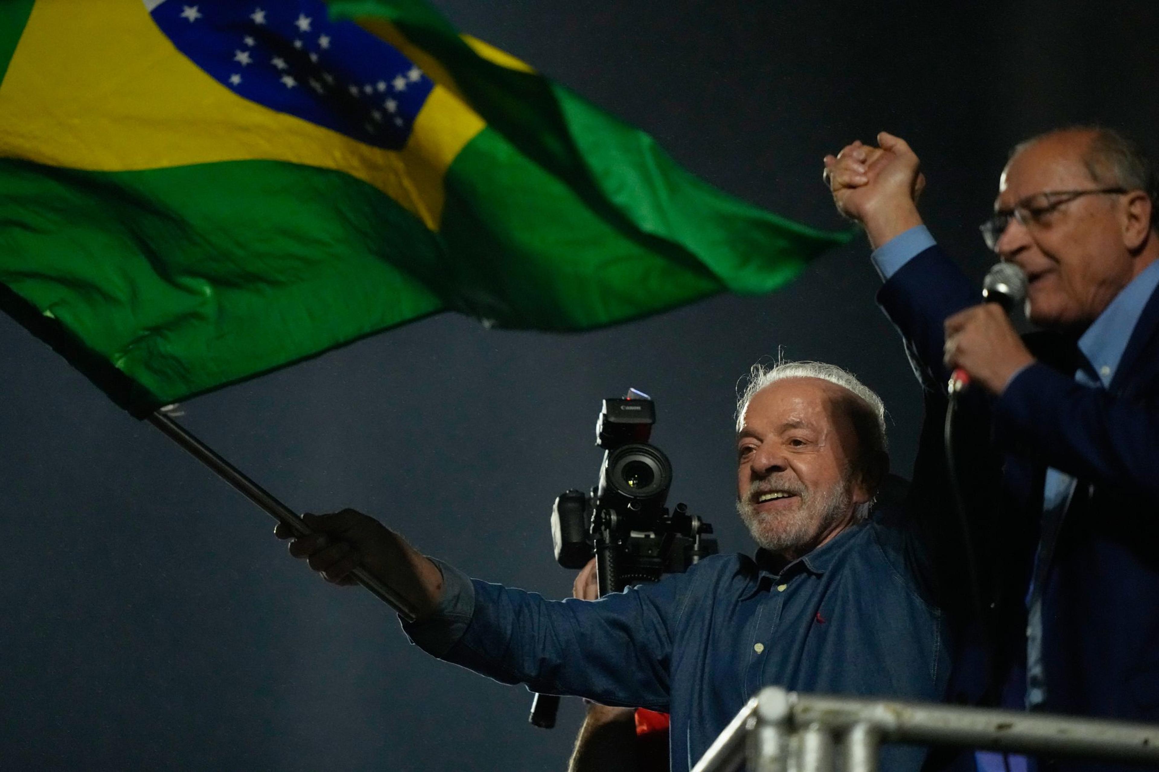 Präsident Luiz Inácio Lula da Silva und sein Vizepräsidentschaftskandidat Geraldo Alckmin sprechen bei einer Siegeskundgebung nach dem Gewinn der Stichwahl um das Präsidentenamt zu ihren Anhängern.