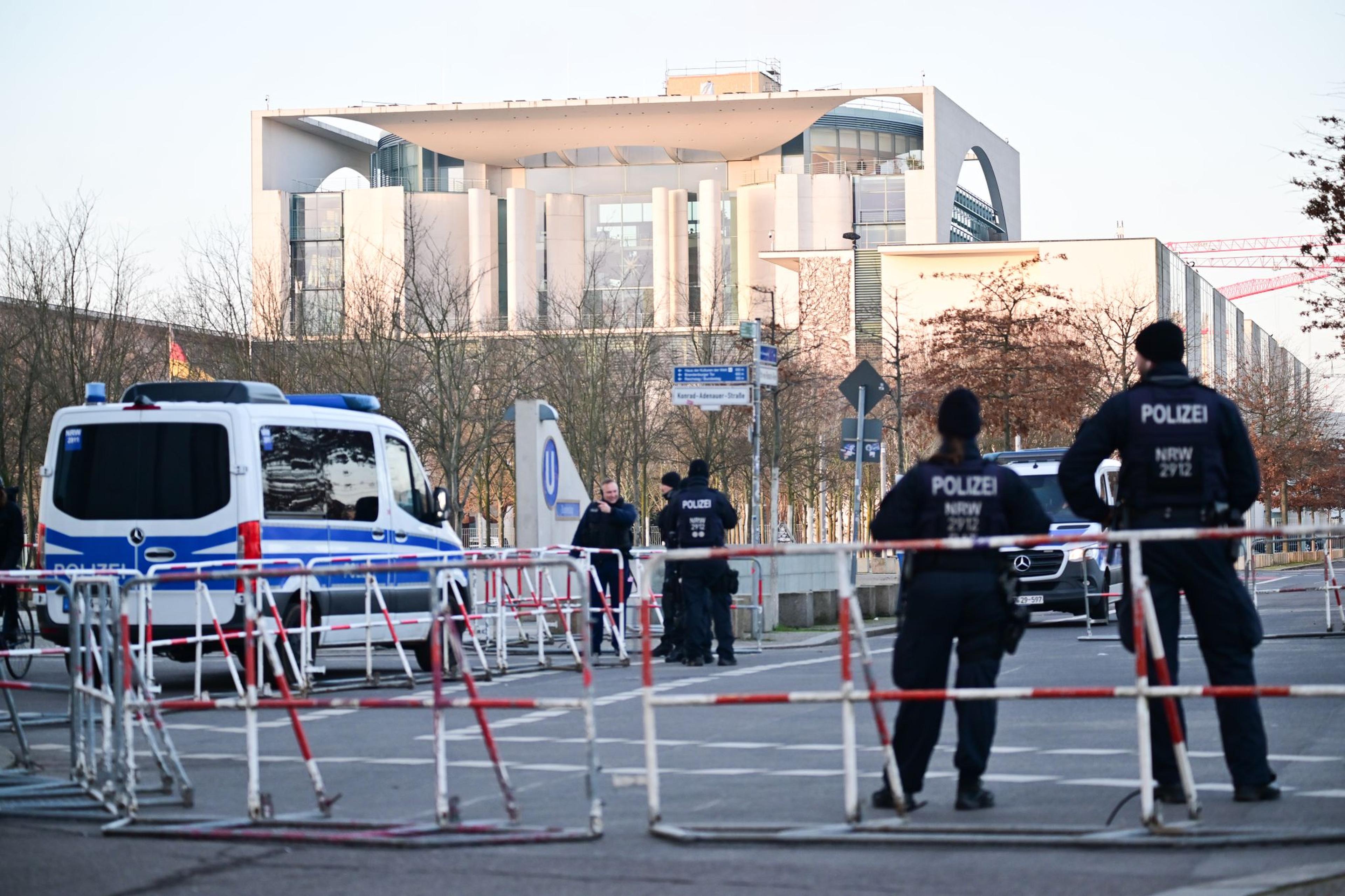 Polizeibeamte stehen vor dem dem Kanzleramt. Heute gehen in Berlin die Beratungen über das weitere Vorgehen in den Verhandlungen über einen Waffenstillstand in der Ukraine weiter.