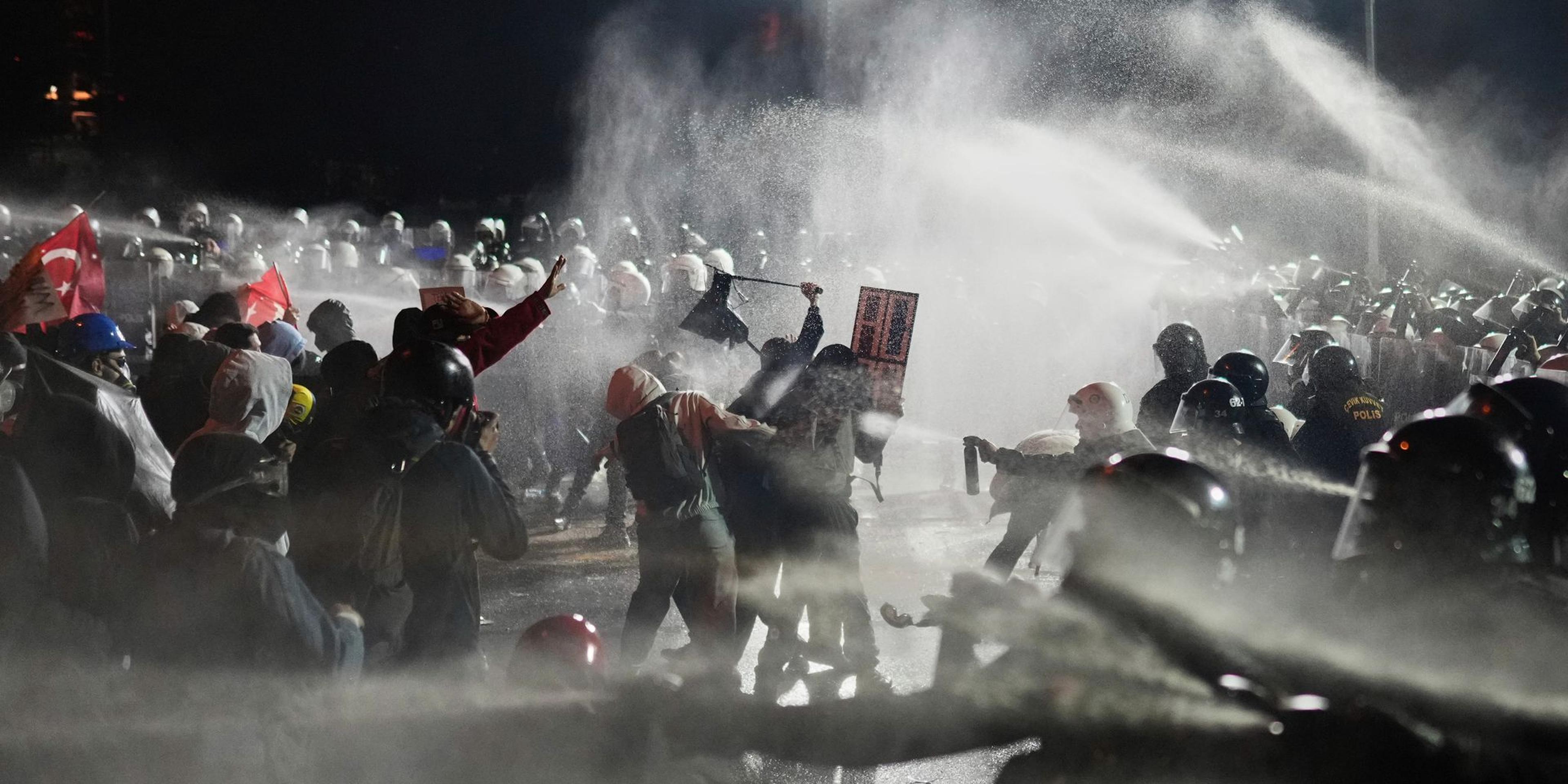 Beamte der Bereitschaftspolizei stoßen mit Demonstranten zusammen, nachdem der Bürgermeister von Istanbul, Imamoglu, verhaftet und ins Gefängnis gesteckt wurde. (Wiederholung mit verändertem Bildausschnitt)