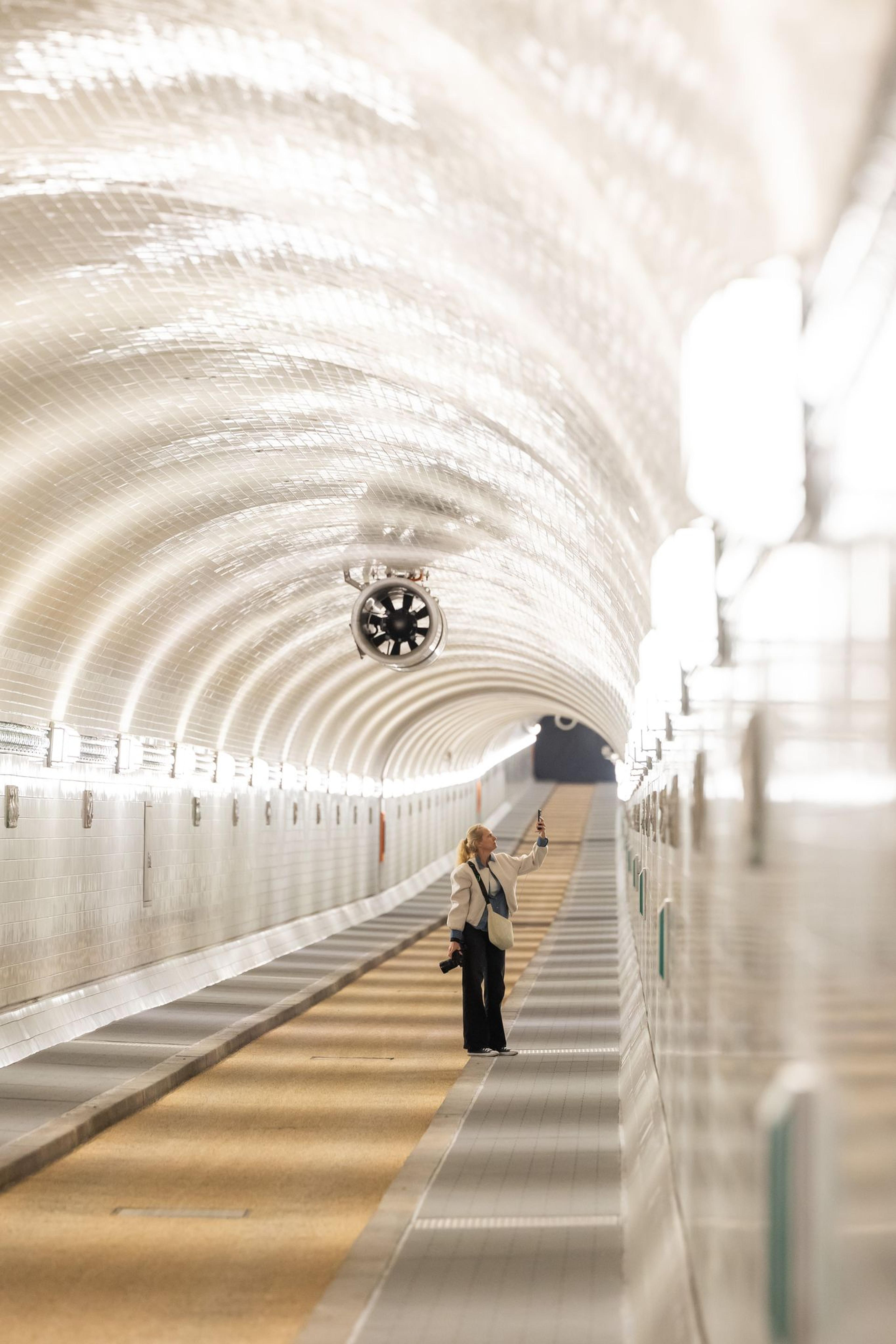 Die Weströhre des St. Pauli Elbtunnels wird nach sechs Jahren Bauzeit wiedereröffnet. Im Rahmen der Bauarbeiten wurde der Tunnel einer umfassenden Grundinstandsetzung unterzogen, die Fliesen wurden in enger Abstimmung mit dem Amt für Denkmalschutz eingebaut und die Fahrbahn und Gehwege erneuert. Gebaut wurde der Tunnel 1911.