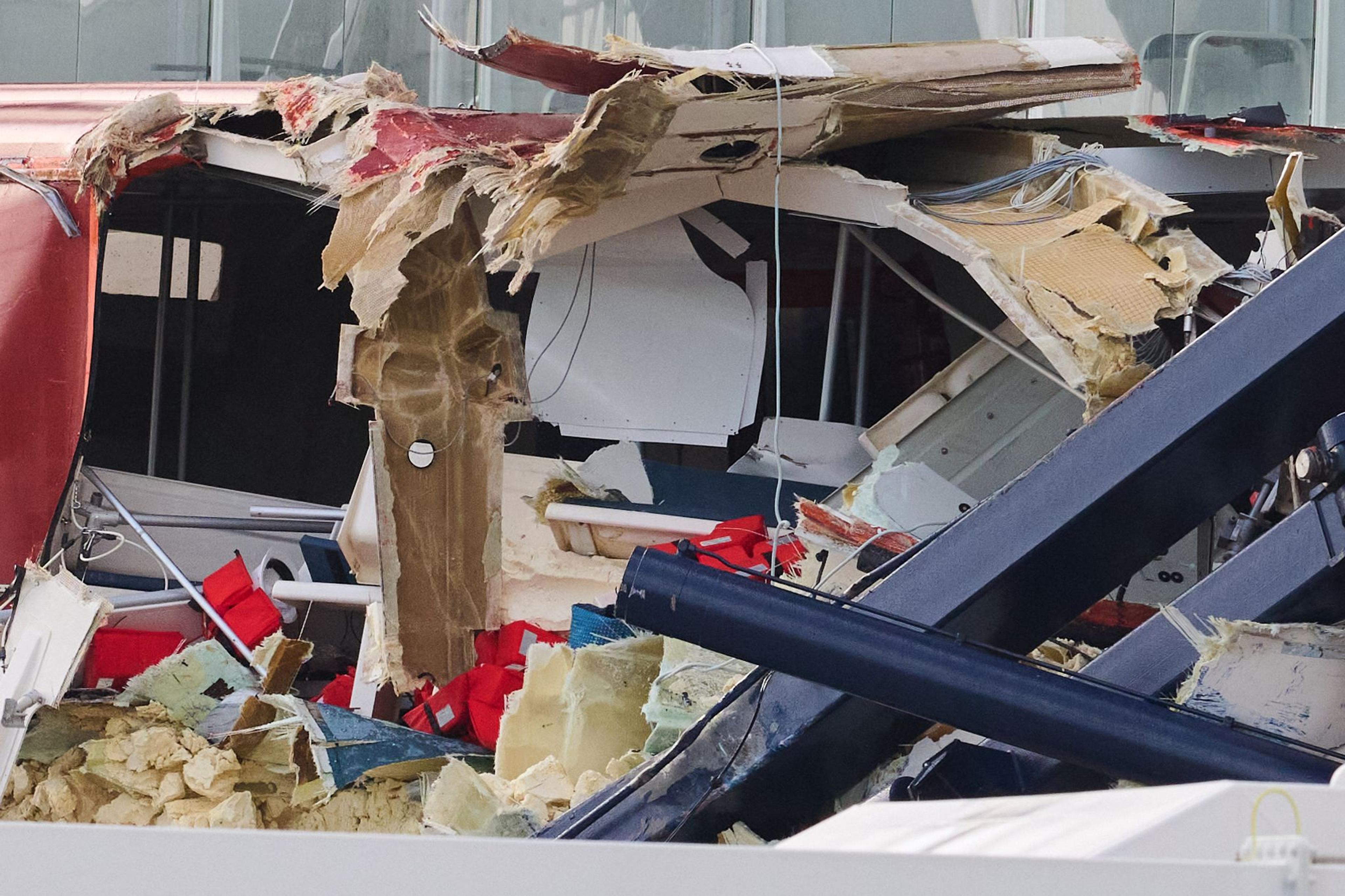 Ein zerstörtes Rettungsboot der «Mein Schiff 3». Das Kreuzfahrtschiff war am Vortag bei stürmischem Wetter mit zwei Containerschiffen kollidiert.