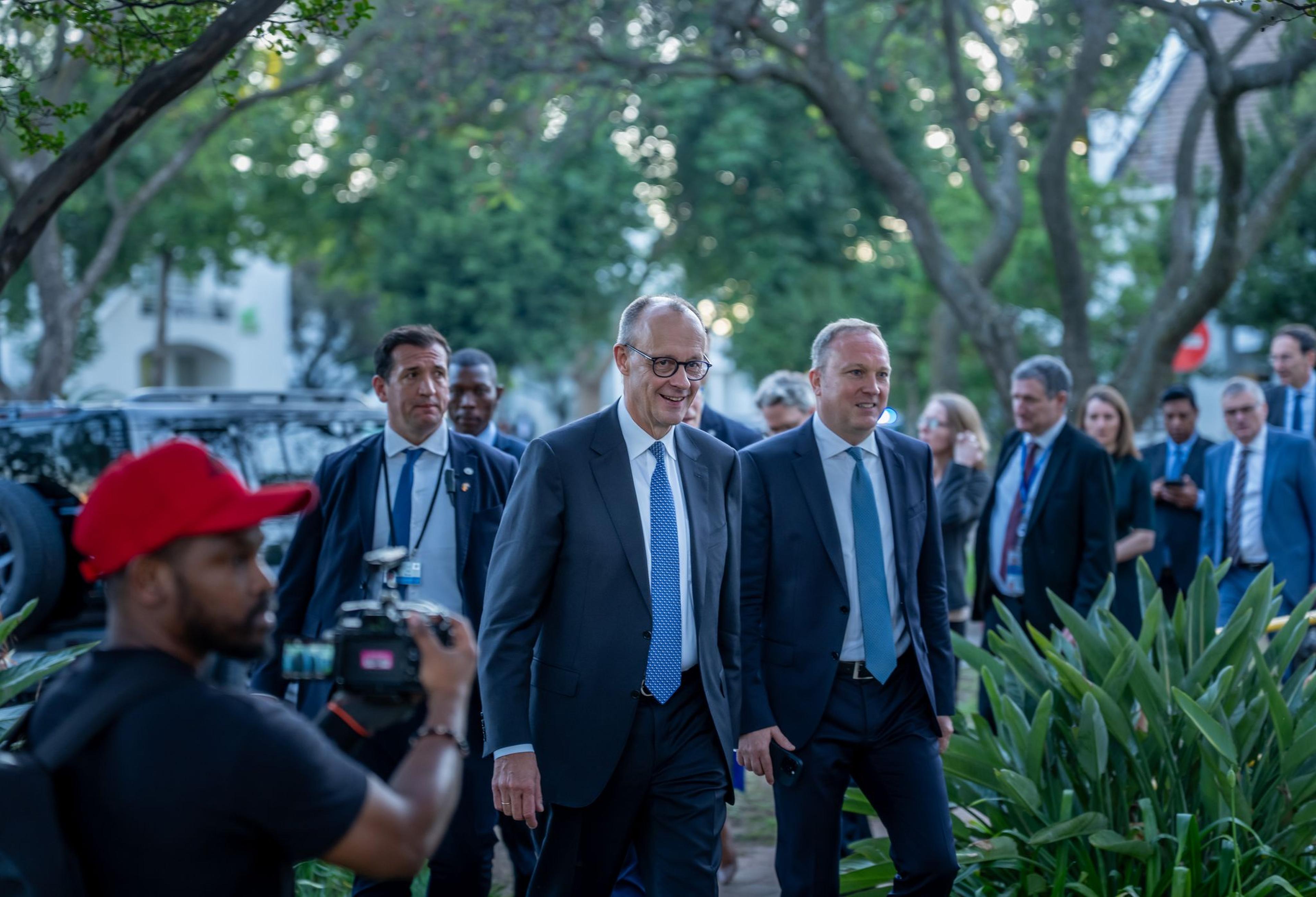 Bundeskanzler Friedrich Merz (M, CDU) besucht das Software Unternehmen SAP nach dem G20 Gipfeltreffen. Der G20 Gipfel fand erstmalig in Afrika statt.