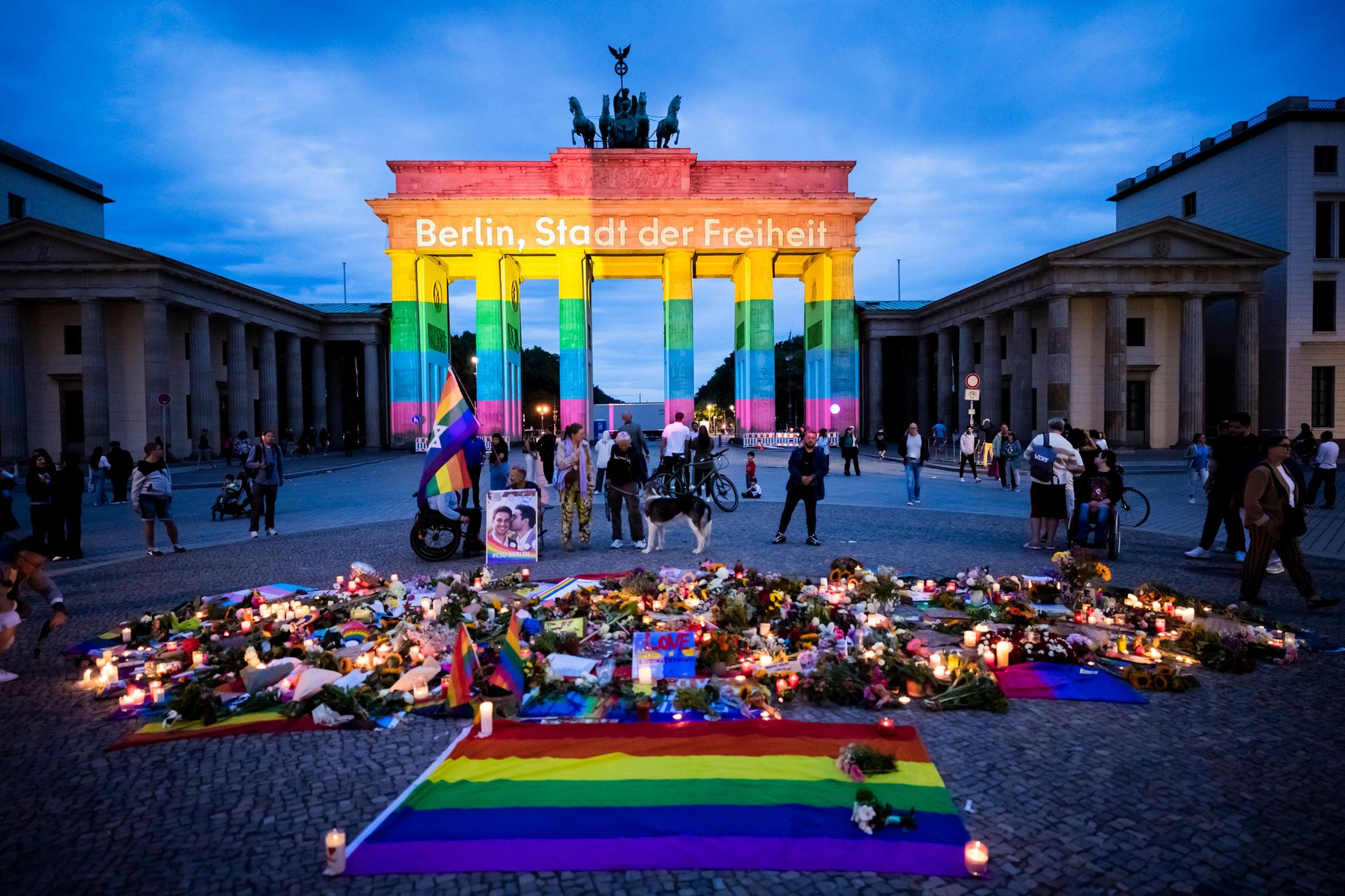Das Brandenburger Tor wird in Regenbogenfarben illuminiert, wobei der Schriftzug „Berlin, Stadt der Freiheit“ zu lesen ist. Der Christopher Street Day in Berlin war am Vortag abgebrochen worden, nachdem ein Auto am Rande der Großveranstaltung in eine Menschenmenge gefahren war. Mindestens eine Frau wurde getötet, viele weitere Menschen wurden verletzt - mehrere davon lebensbedrohlich.