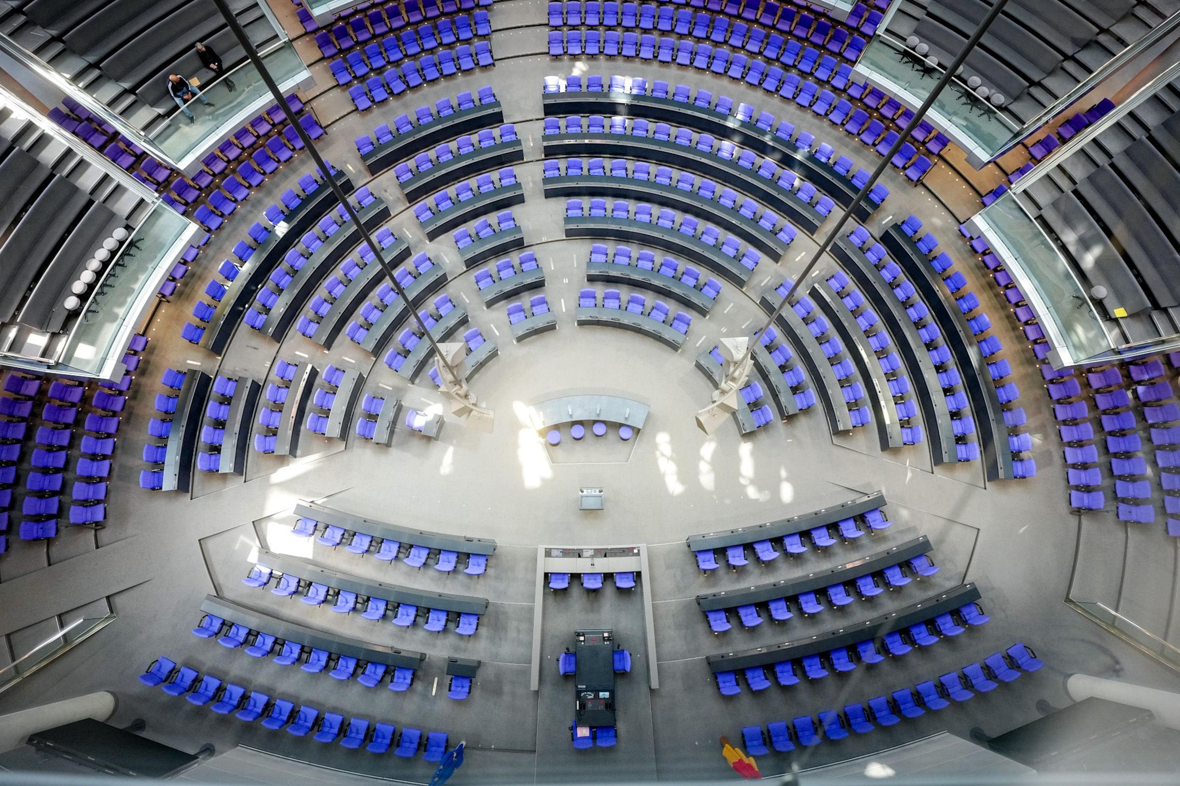 Blick in den Plenarsaal des Bundestages vor der konstituierenden Sitzung mit der neuen Sitzordnung mit der Partei Die Linke (l-r), SPD, Bündnis 90/Die Grünen, CDU/CSU und der AfD.