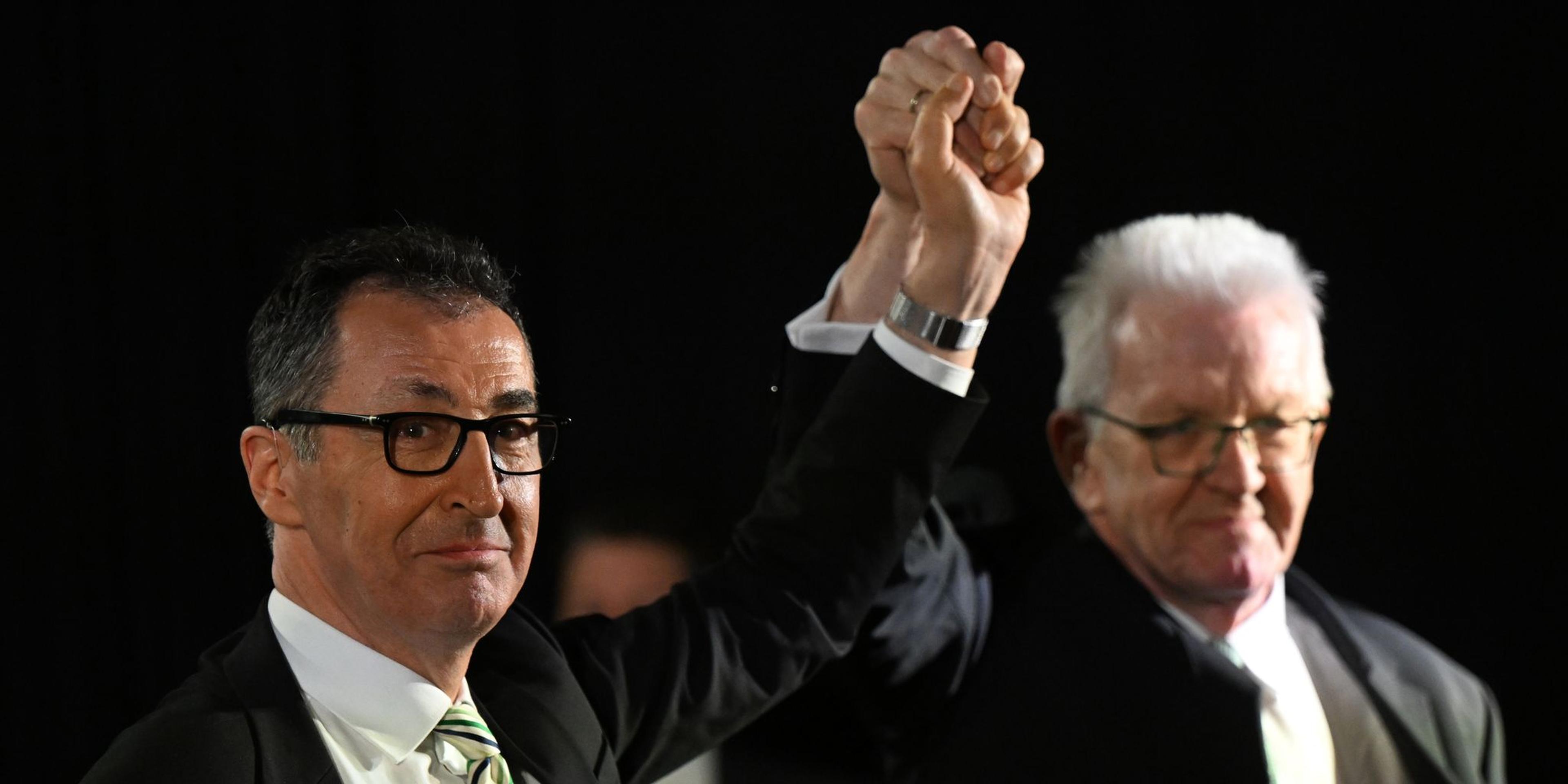 Cem Özdemir (Bündnis 90/Die Grünen), Spitzenkandidat Landtagswahl Baden-Württemberg, und Winfried Kretschmann (Bündnis 90/Die Grünen), Ministerpräsident Baden-Württemberg, stehen bei der Wahlparty ihrer Partei nebeneinander und recken gemeinsam die Arme hoch. Am 8. März fand in Baden-Württemberg die Landtagswahl statt.