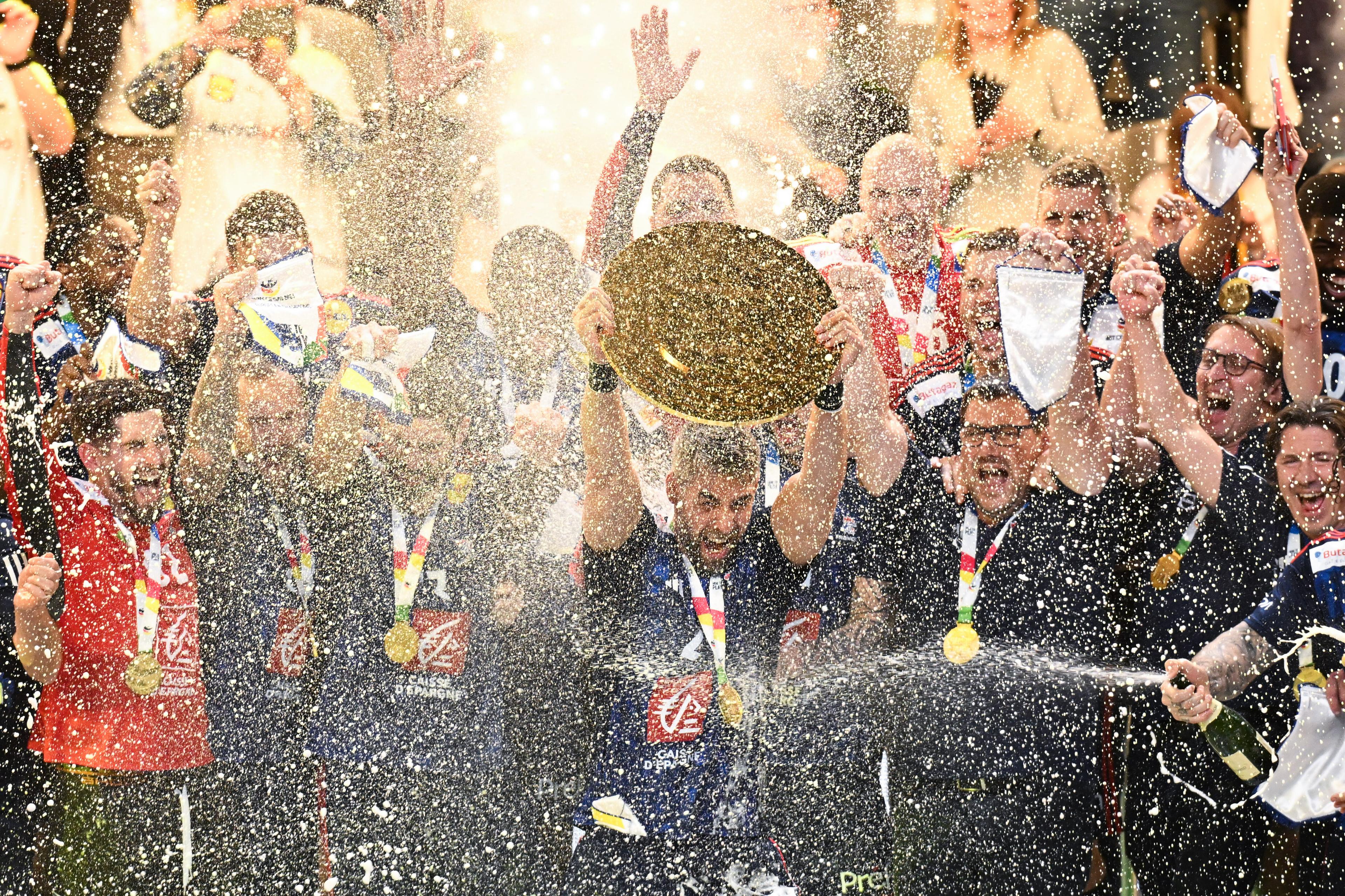 Handball: EM, Frankreich - Dänemark, Finalrunde, Finalrunde, Finale in der Lanxess Arena, Frankreichs Luka Karabatic hält die Trophäe bei der Siegerehrung hoch.