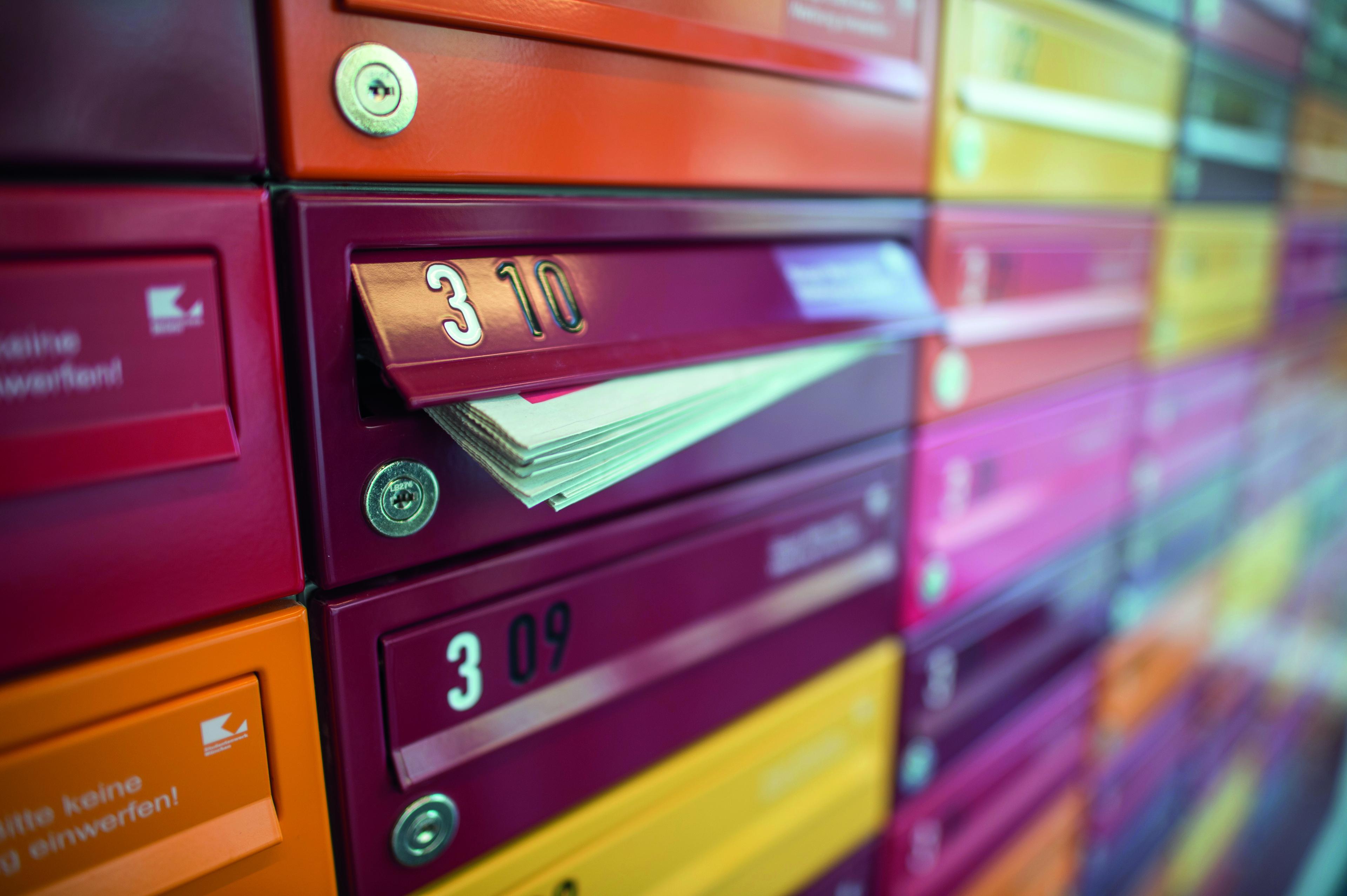 Eine Zeitung steckt in einem Briefkasten