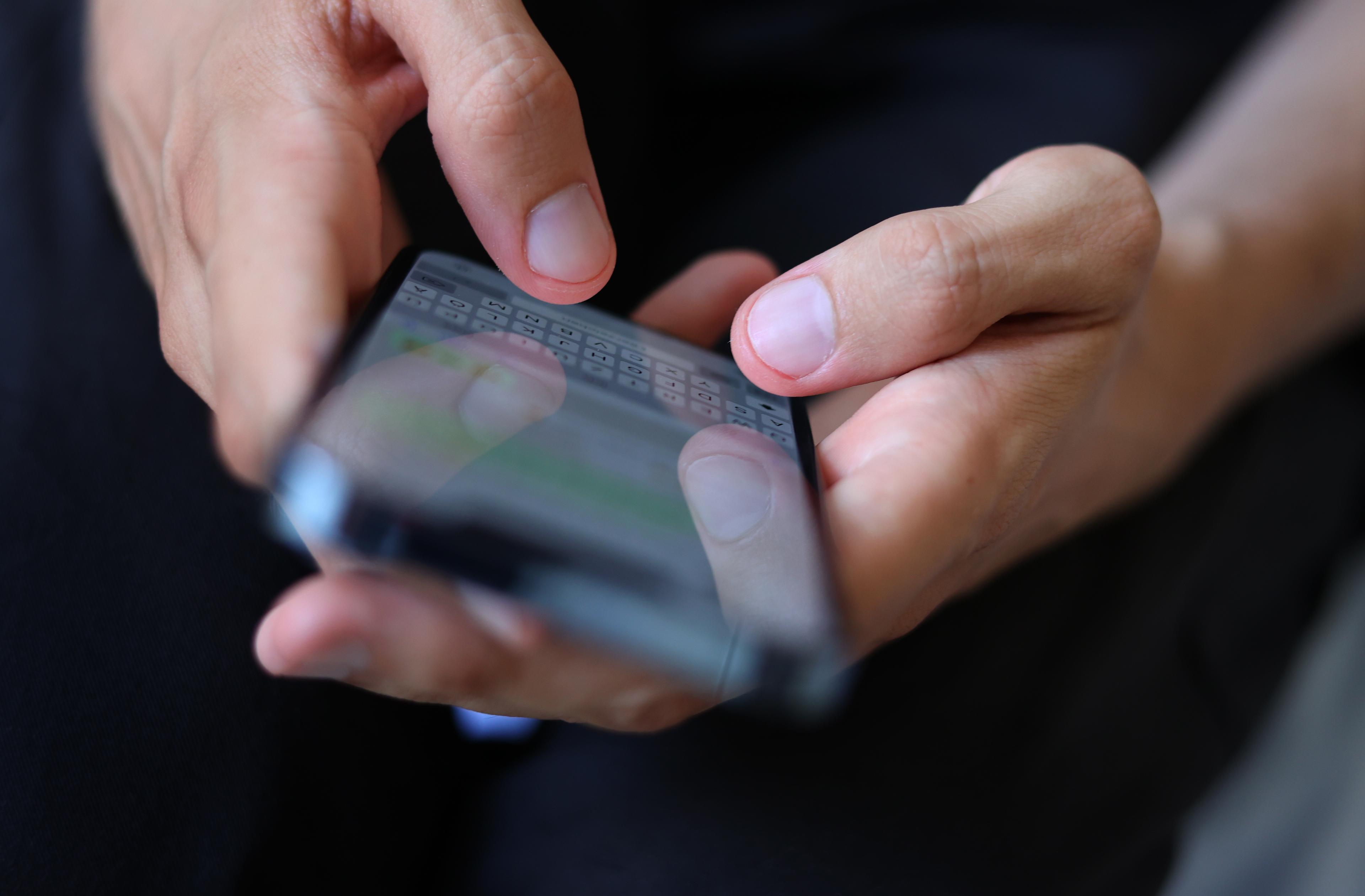 Eine Person tippt auf ihrem Smartphone