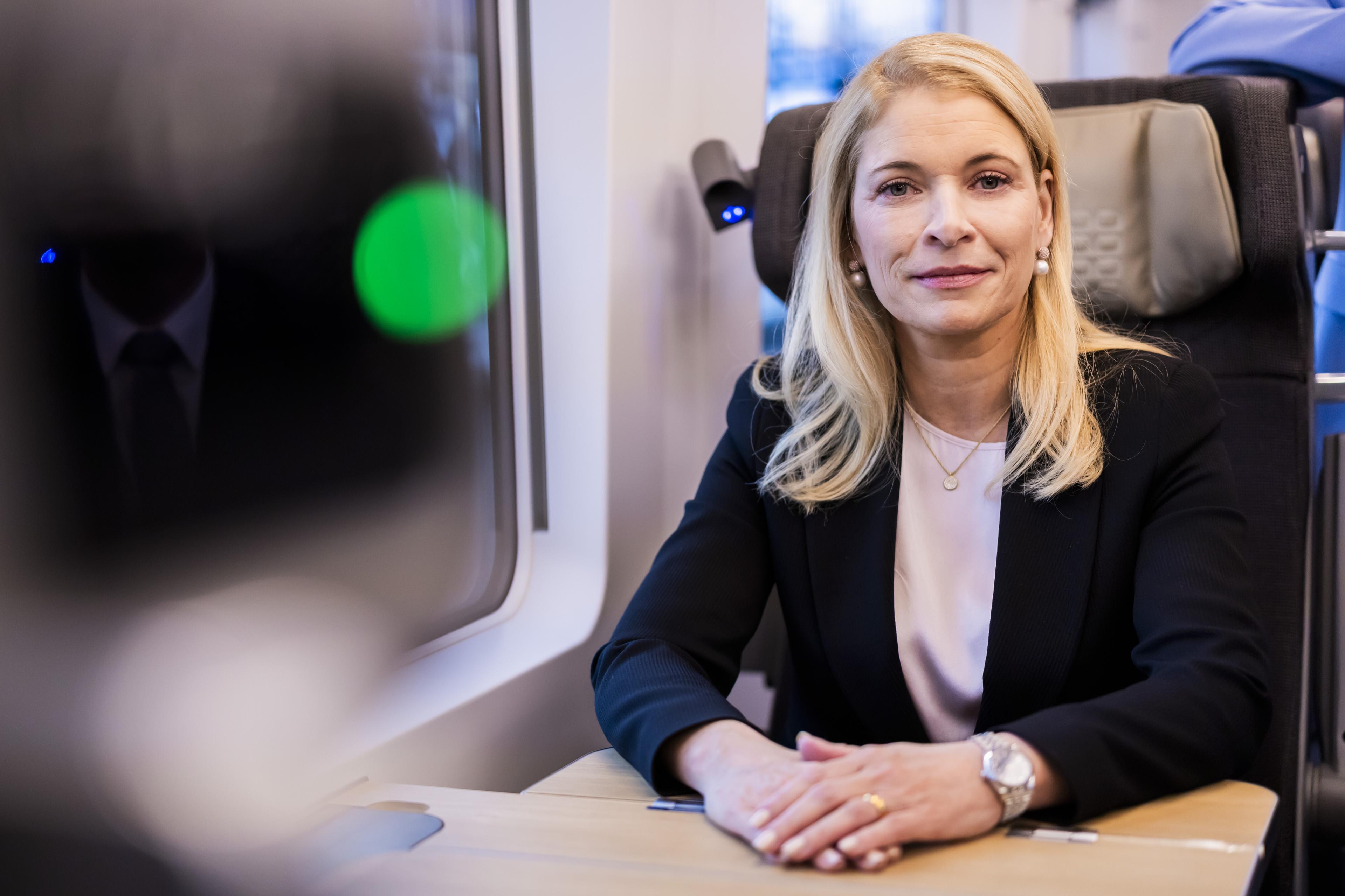 Evelyn Palla, Vorstandsvorsitzende der DB, sitzt bei dessen Premiere in der 1. Klasse des neuen ICE L der Deutschen Bahn am Berliner Ostbahnhof. Erstmals stellte die Deutsche Bahn den kompletten Zug, der unter anderem einen stufenlosen Einstieg bietet, im Berliner Ostbahnhof der Öffentlichkeit vor.