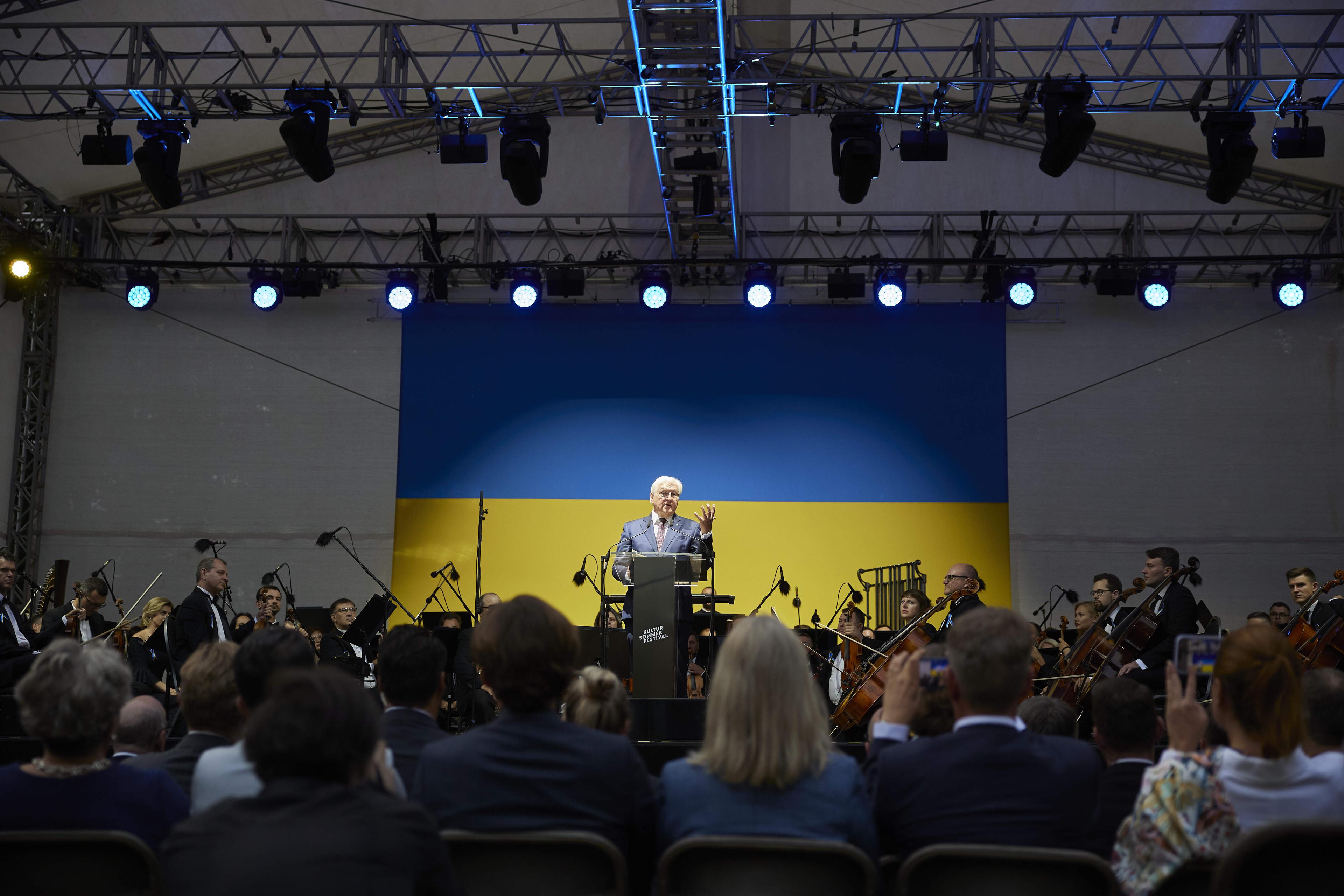 Bundespräsident Frank-Walter Steinmeier spricht im Rahmen des Berliner Kultursommerfestivals bei einem Konzert des Ukrainian Freedom Orchestras