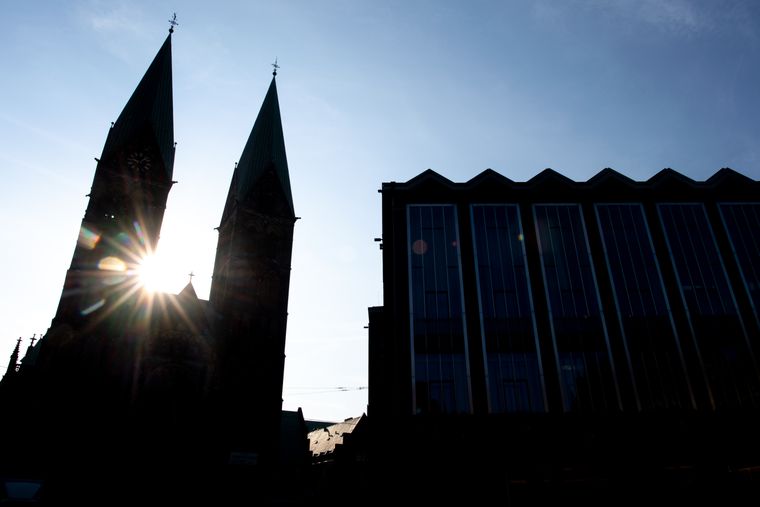 Sonne scheint durch die Kirchtürme neben dem Bremer Rathaus