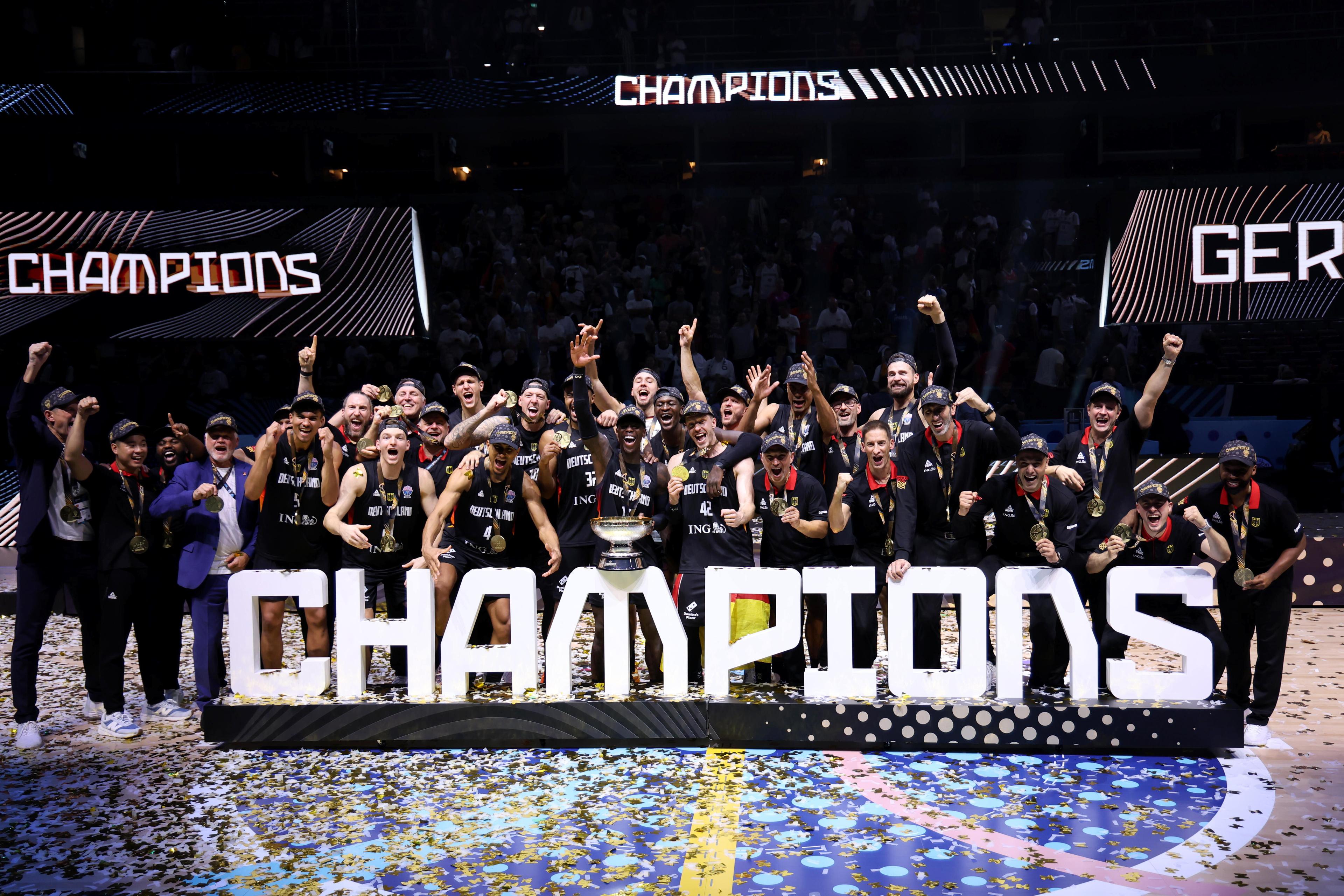 Basketball: EM, Deutschland - Türkei, K.o.-Runde, Finale, Dennis Schröder (Deutschland) hält die Trophäe und jubelt nach dem EM-Sieg mit den Teamgefährten.