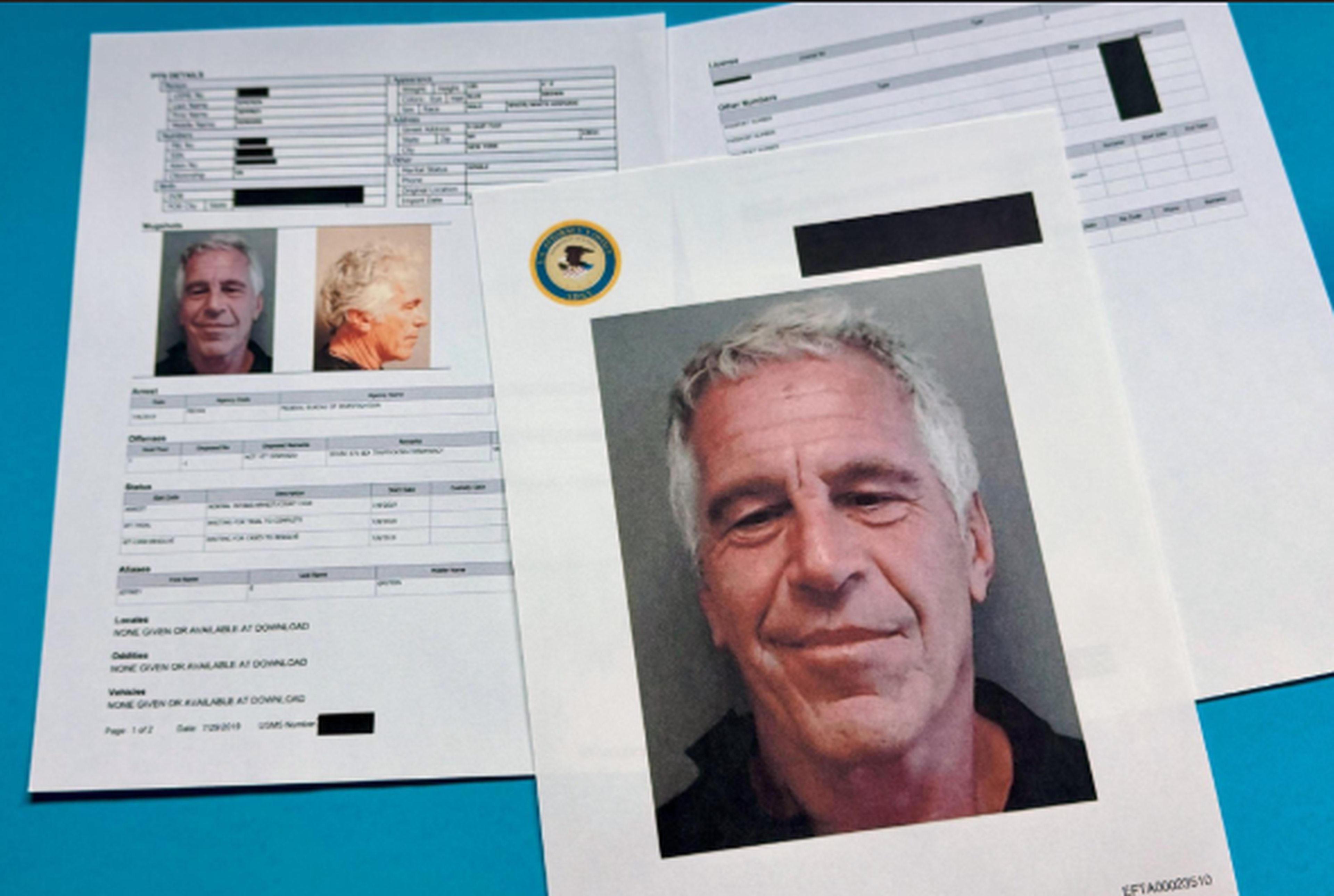 Nahaufnahme von Polizeidokumenten mit den Fahndungsfotos und persönlichen Daten eines Mannes, wobei einige Abschnitte geschwärzt sind, auf blauem Hintergrund.