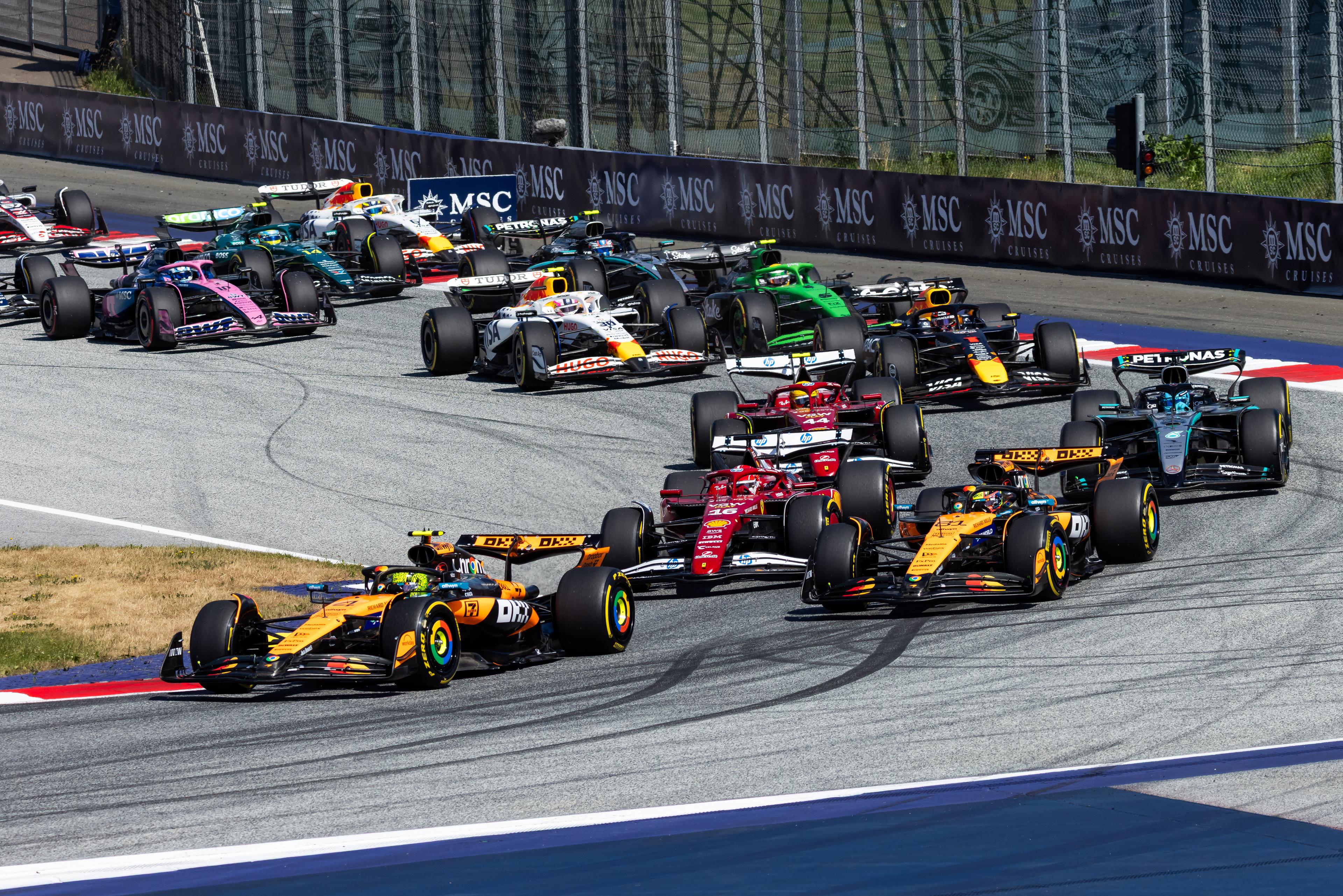 Motorsport: Formel-1-Weltmeisterschaft, Grand Prix von Österreich, Rennen: das Fahrerfeld fährt unter Führung von Lando Norris, McLaren Formula 1 Team, durch die erste Kurve.