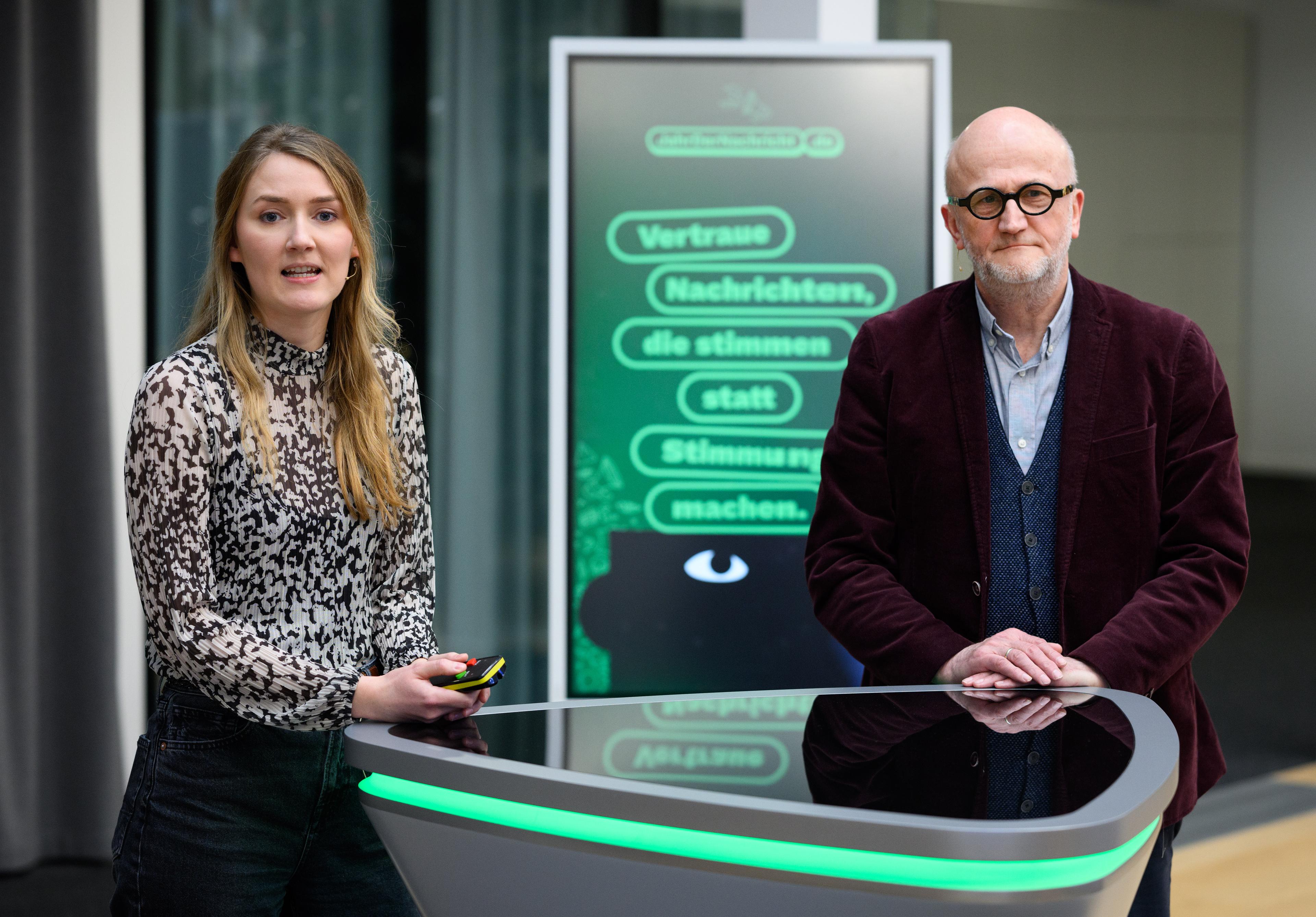 Vanessa Bitter (l), Projektleiterin ,,Jahr der Nachricht", und Meinolf Ellers, Geschäftsführer UseTheNews gGmbh, stehen bei der Pressekonferenz zum Abschluss vom ,,Jahr der Nachricht" im Newsroom der Deutschen Presse-Agentur dpa in Berlin.