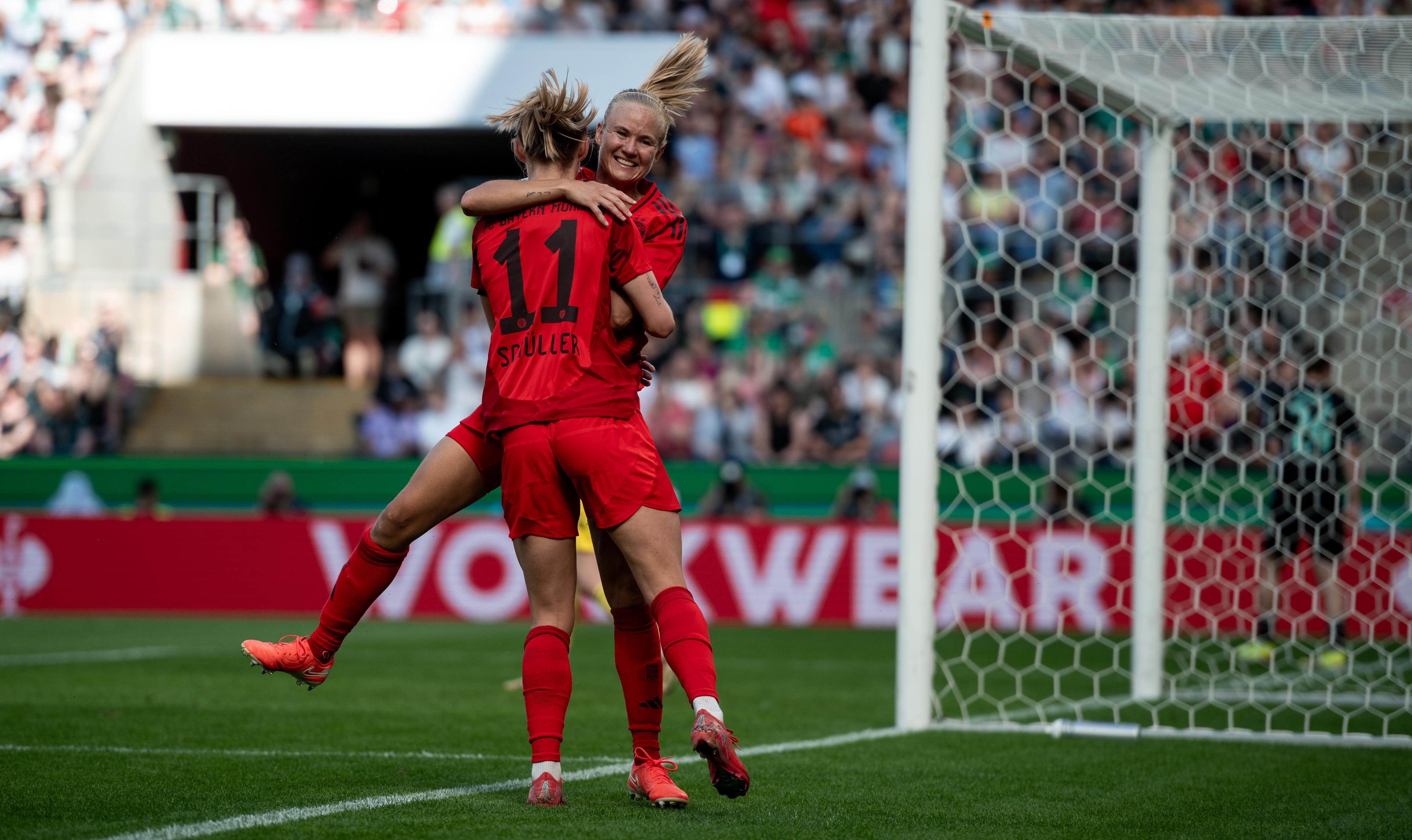 Fußball, Frauen: DFB-Pokal, Bayern München - Werder Bremen, Finale, RheinEnergieStadion. Bayern Münchens Lea Schüller und Bayern Münchens Pernille Harder jubeln nach dem 3:1.