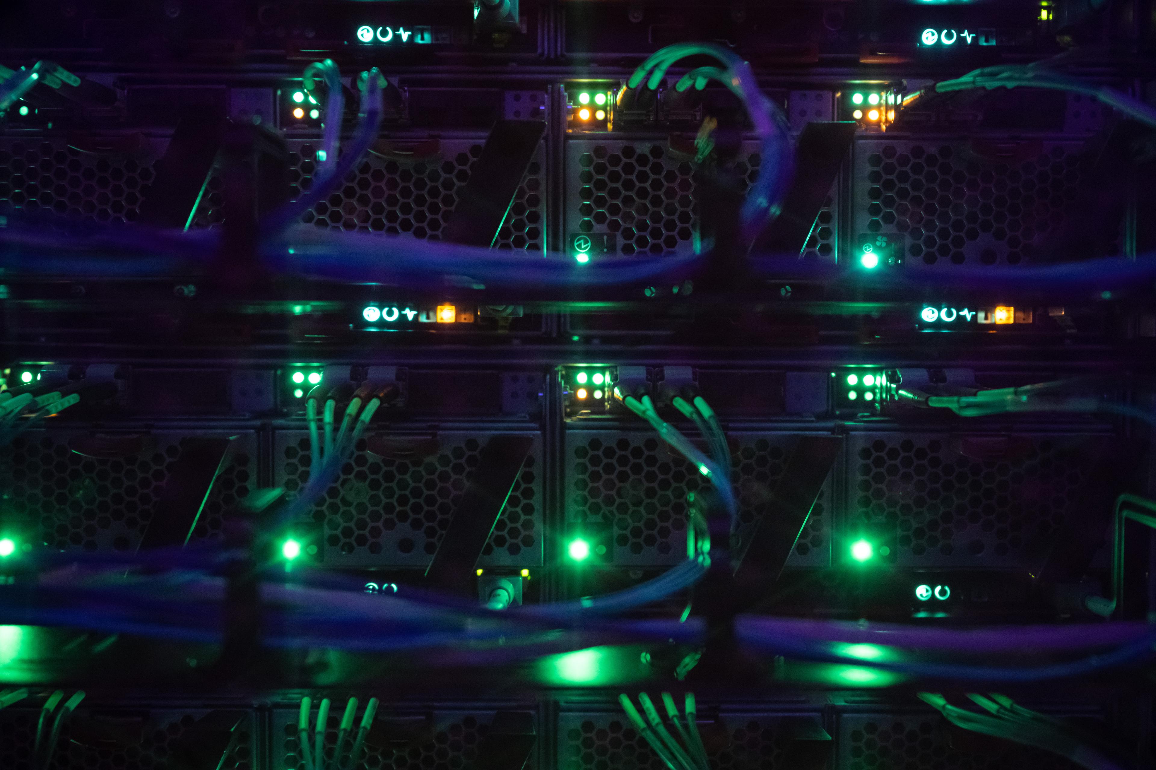 LEDs leuchten in einem Serverschrank in einem Rechenzentrum.