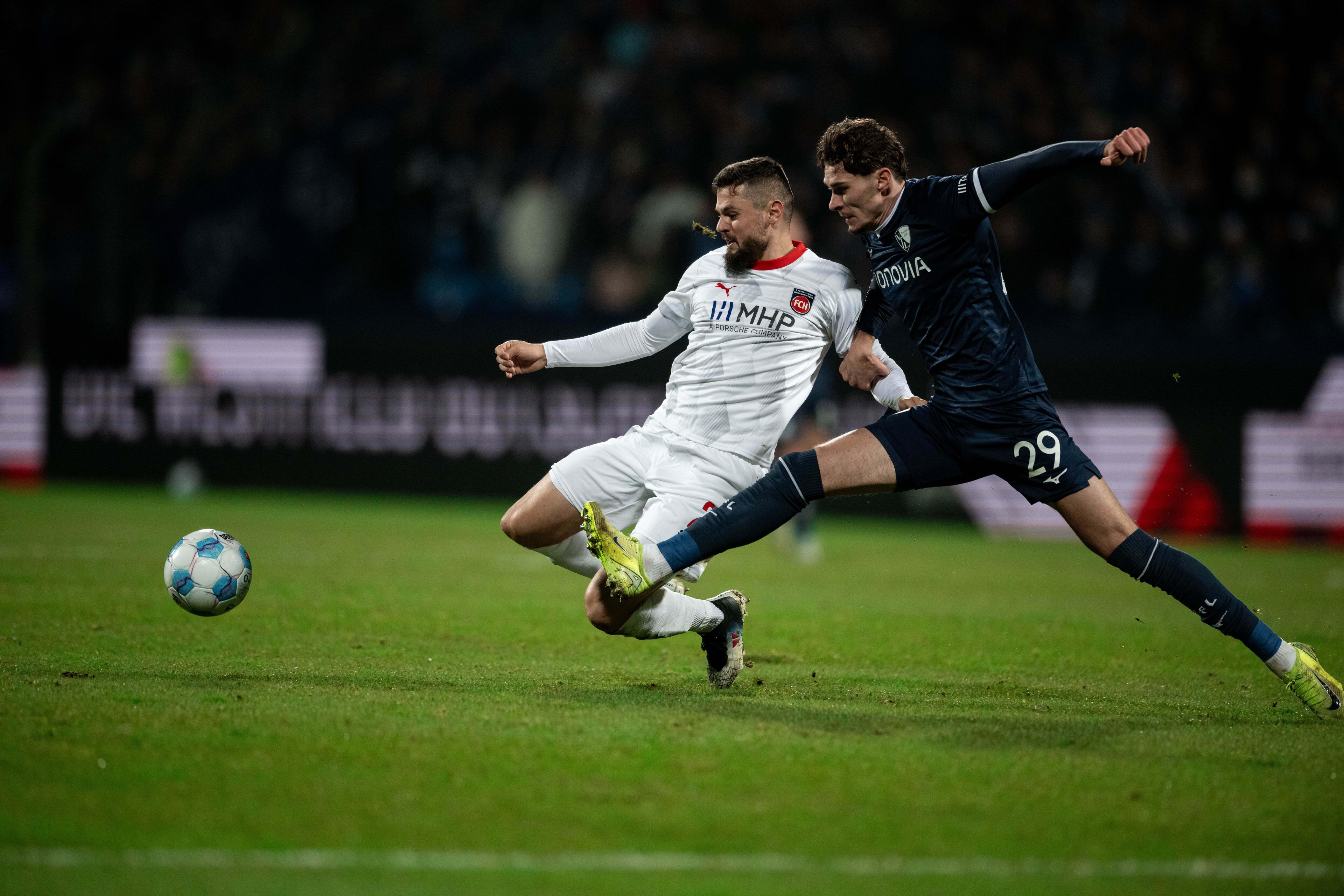 Fußball: Bundesliga, VfL Bochum - 1. FC Heidenheim, 15. Spieltag, Vonovia Ruhrstadion. Heidenheims Marnon Busch im Zweikampf mit Bochums Moritz Broschinski