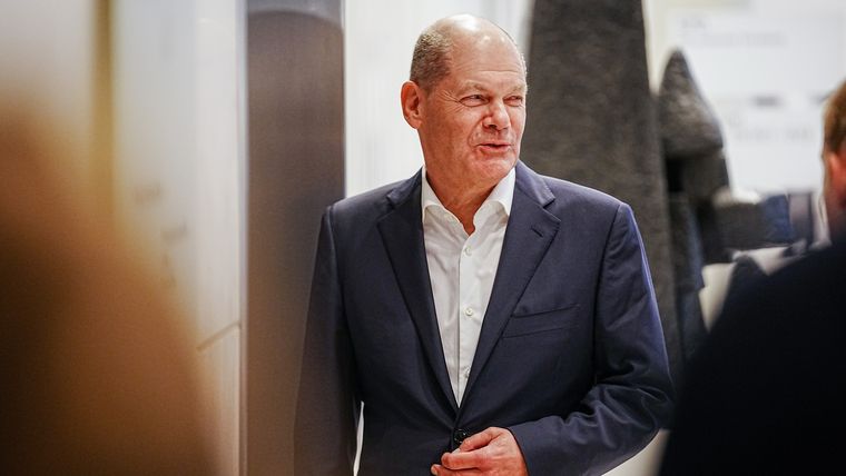 Bundeskanzler Olaf Scholz (SPD) verlässt die Fraktionssitzung seiner Partei.