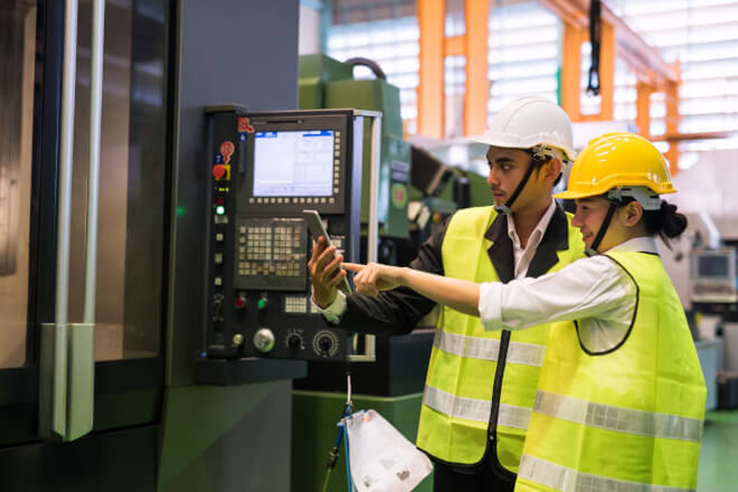 Técnico e gestora de manutenção em processo rotineiro de auditoria de manutenção. | Maintenance technician and manager performing a maintenance audit