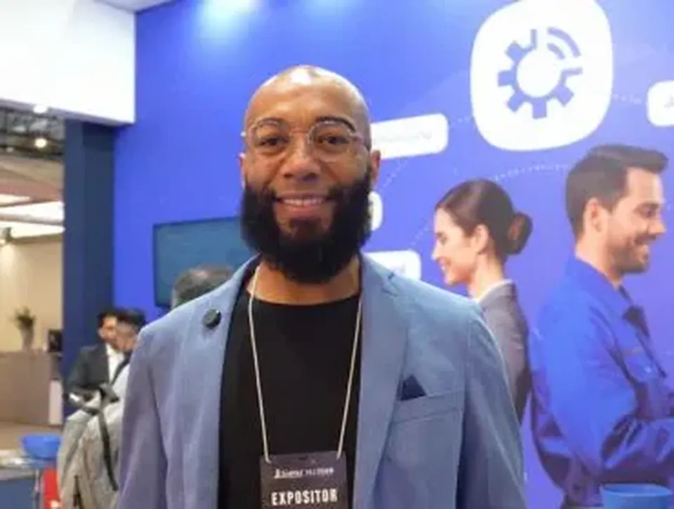 Infraspeak representative smiling at the company's booth at Expo InfraFM 2026