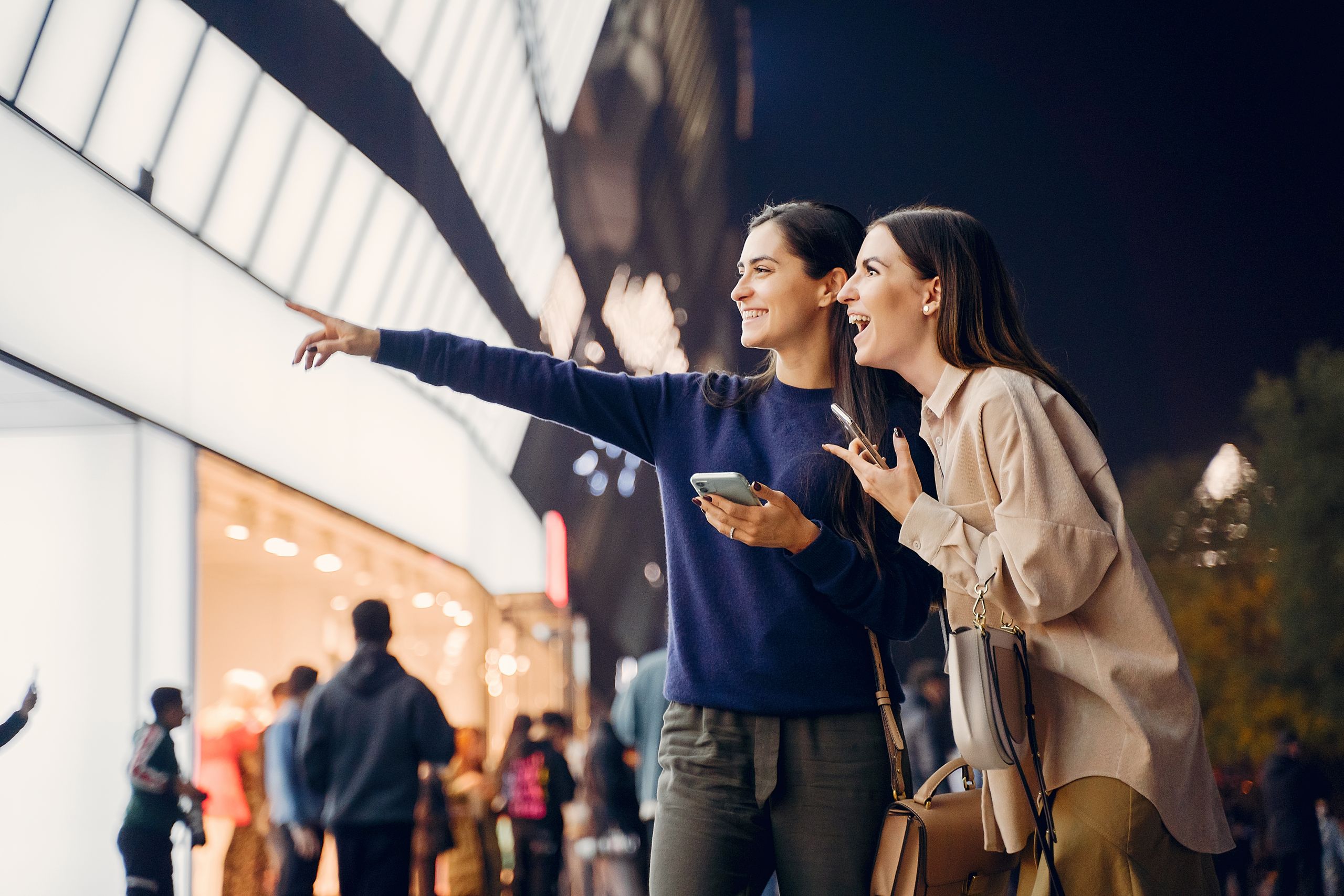 Diferentemente de outros segmentos do varejo, os shopping centers operam em ciclos contínuos de aumento de fluxo, eventos, campanhas promocionais e datas comemorativas que pressionam infraestrutura, fornecedores, equipes e experiência dos visitantes.