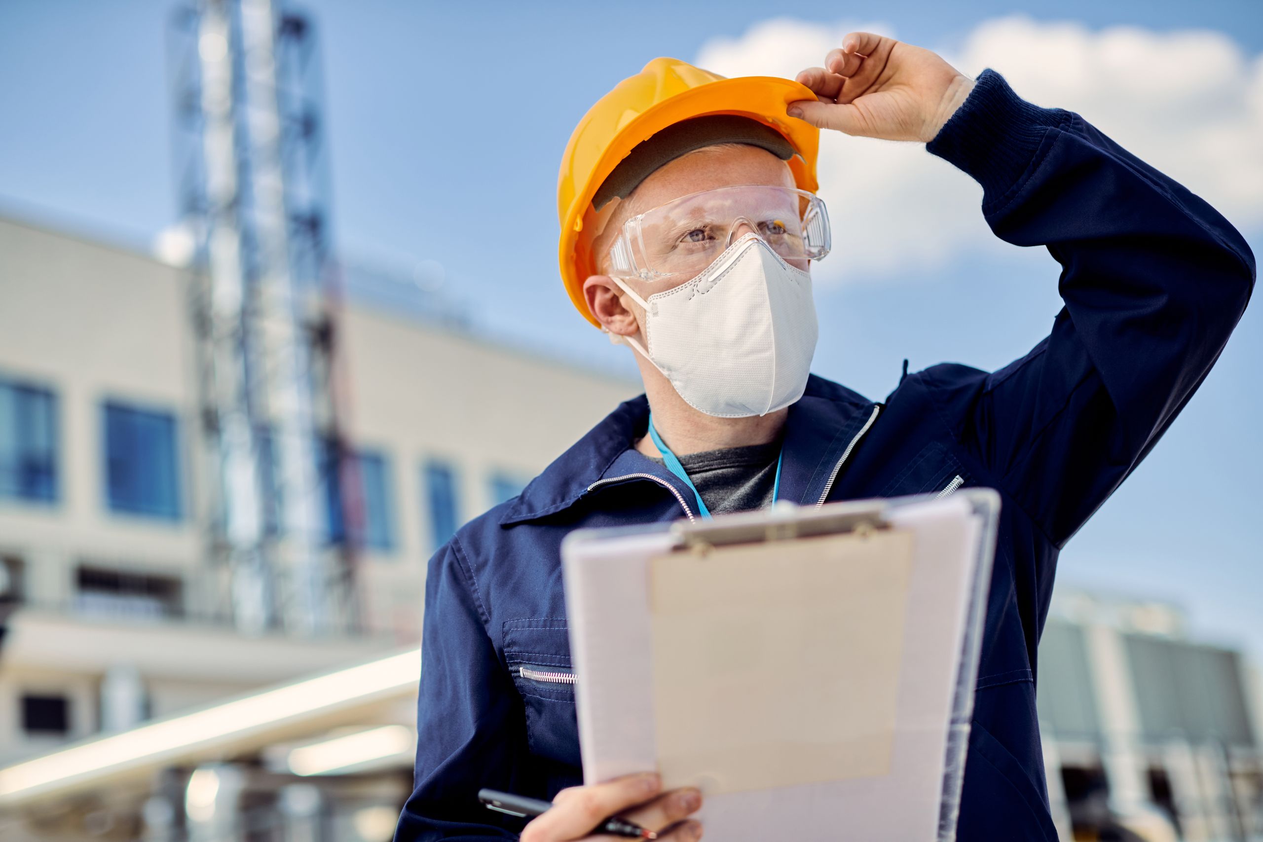Técnico inspeciona área externa do shopping