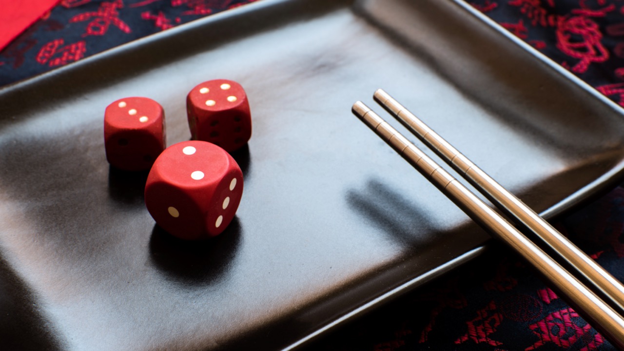 Dobbelstenen en chinese eetstokjes