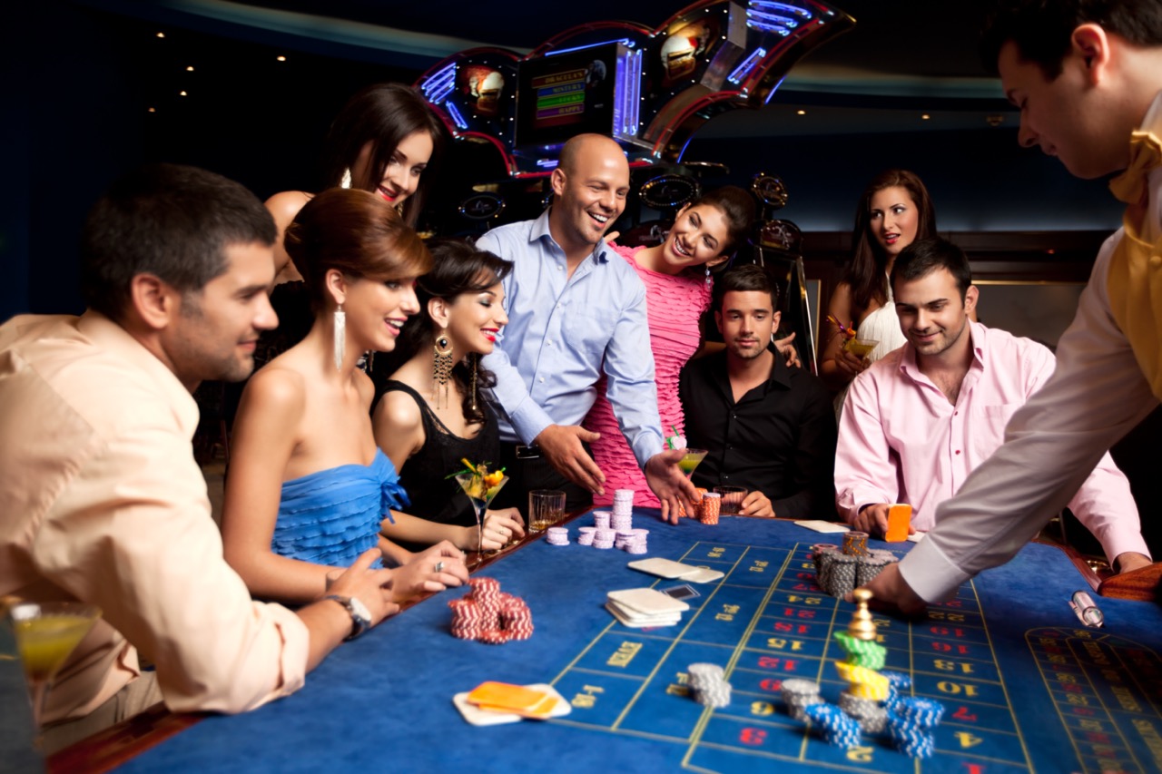 Mensen spelen Roulette  in het casino