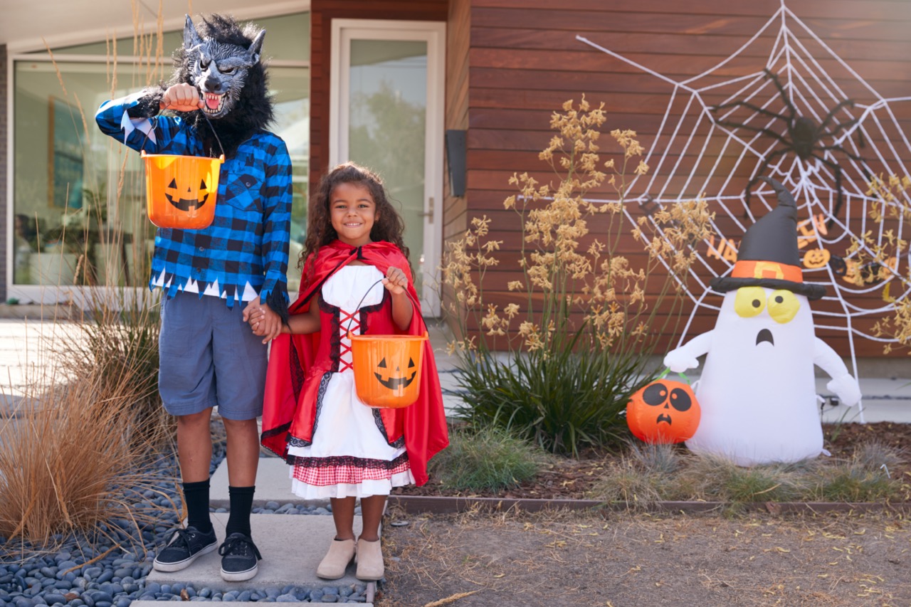 Twee kinderen gaan rond met Halloween, waarvan een kind is verkleed als een weerwolf