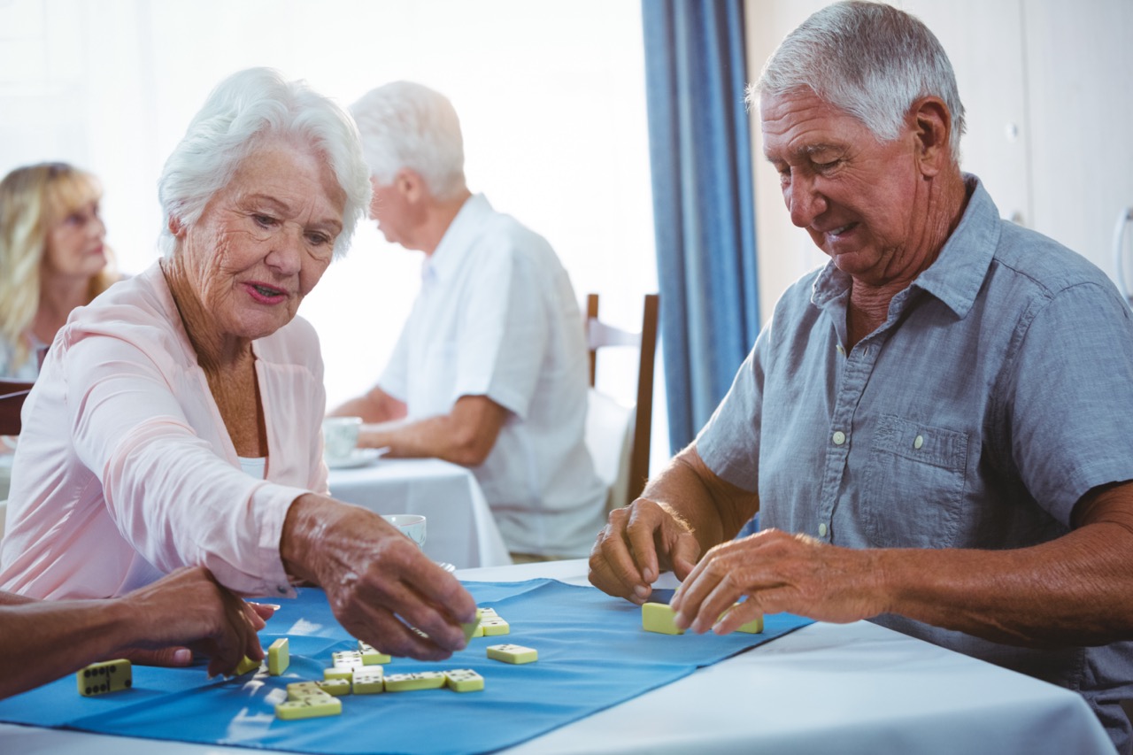 Oudere mensen spelen Domino