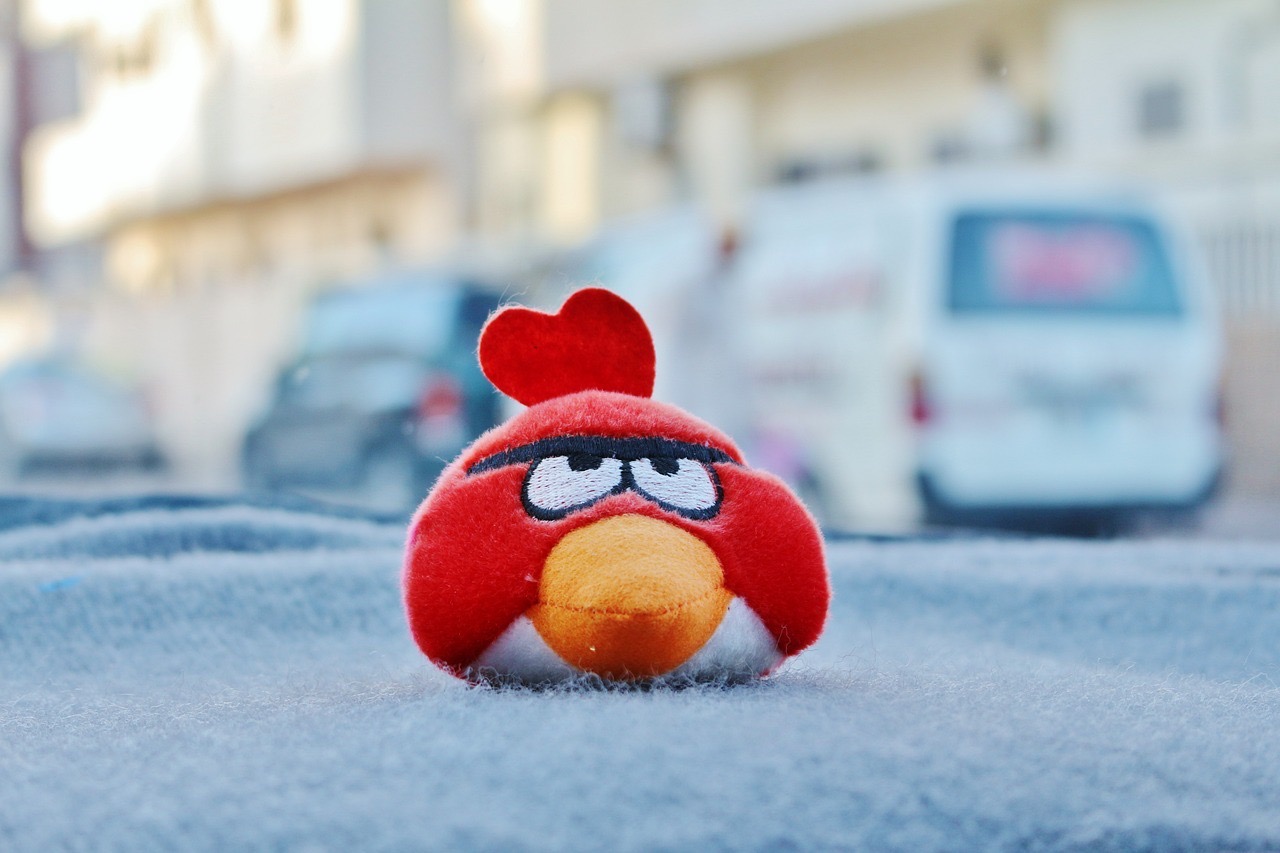 Rode Angry Birds knuffel op straat