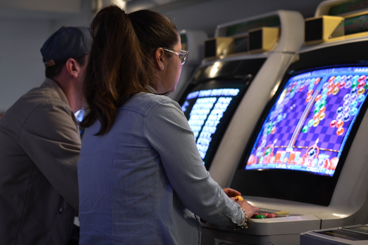 Spelen van een Bubble shooter op een spelkast