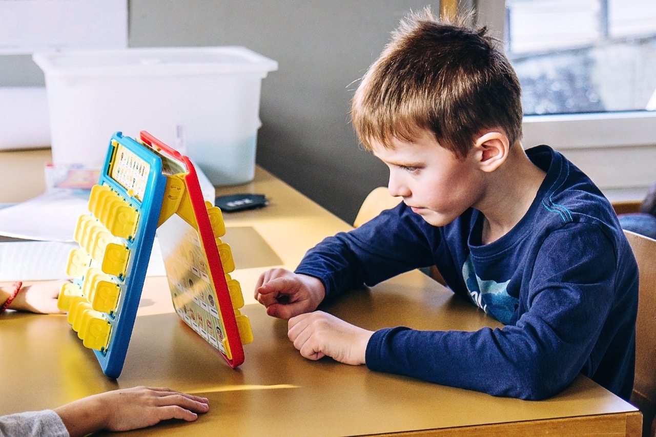 Kinderen spelen wie is het aan een houten tafel