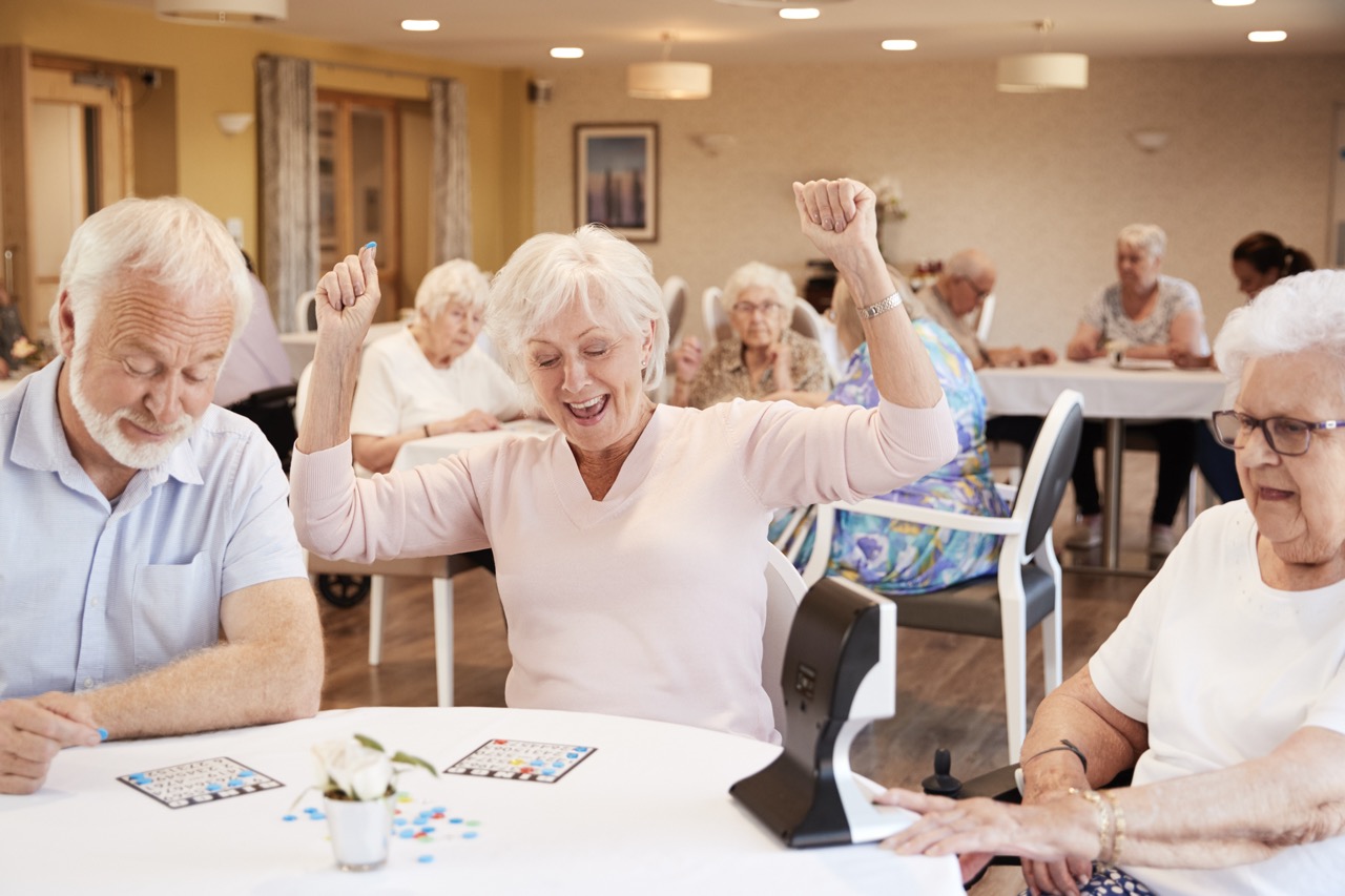 Vrouw viert omdat ze wint met bingo