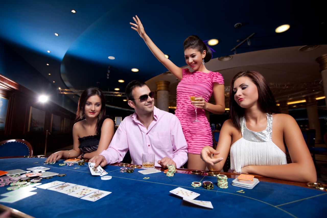 Feestende mensen in het casino