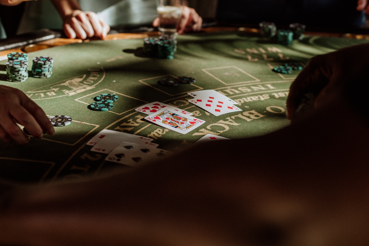 Spelen van Blacjack aan een groene tafel